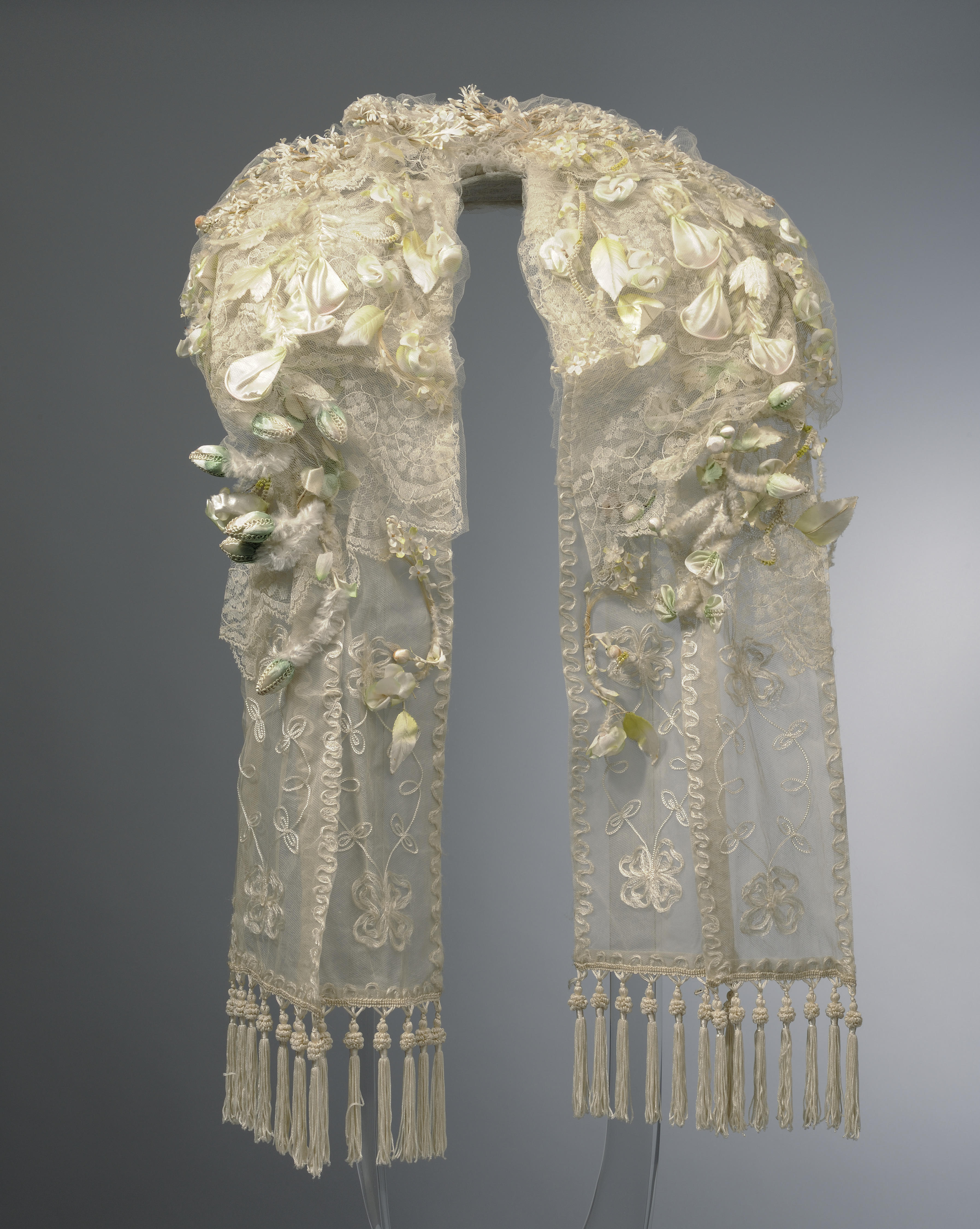 Poffer of toer, behorend bij een muts, Heeswijk, 1940