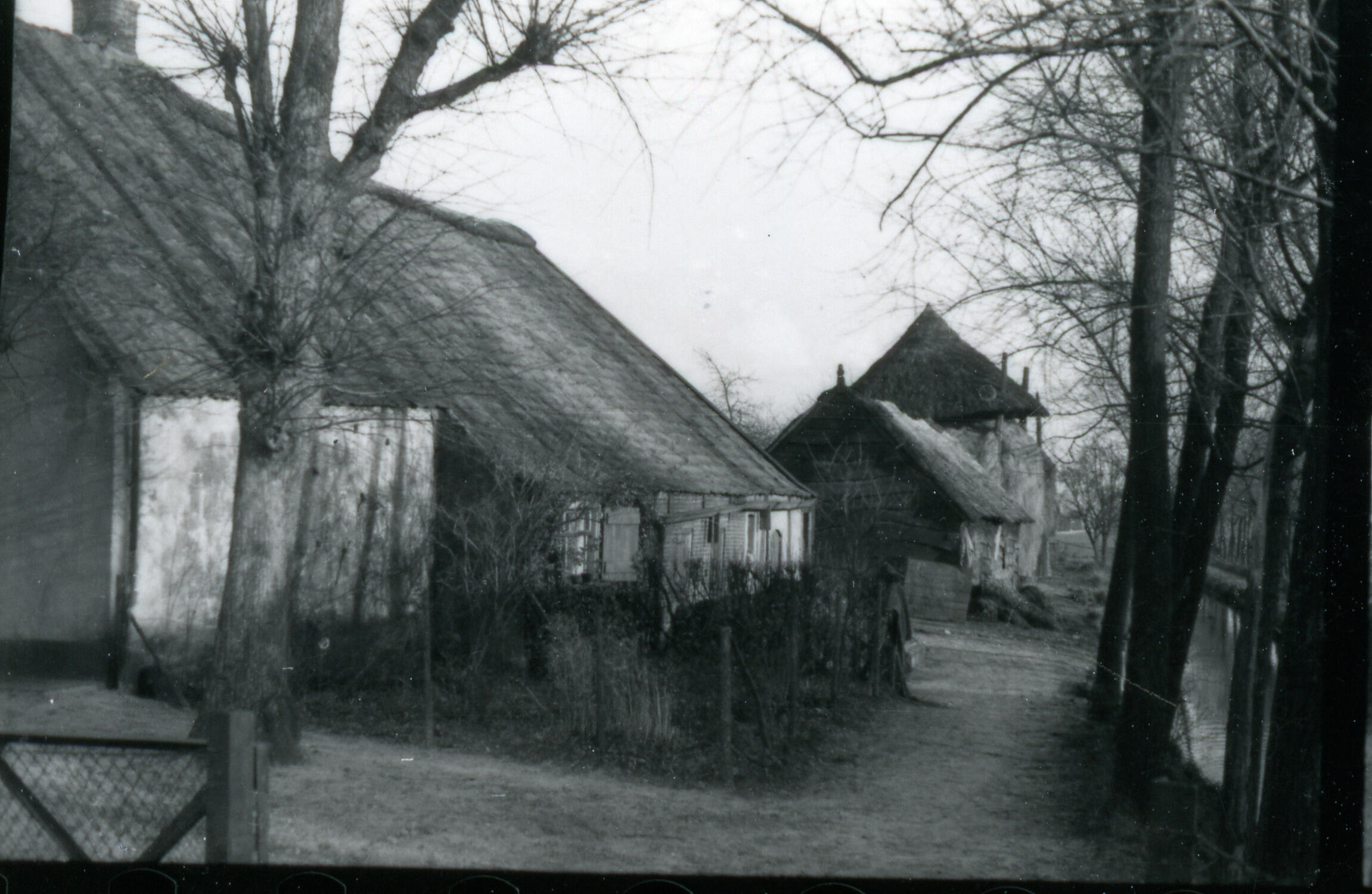 Boerderij met een bijschuur en hooiberg, Veenendaal, 1938 (zwart-wit foto)
