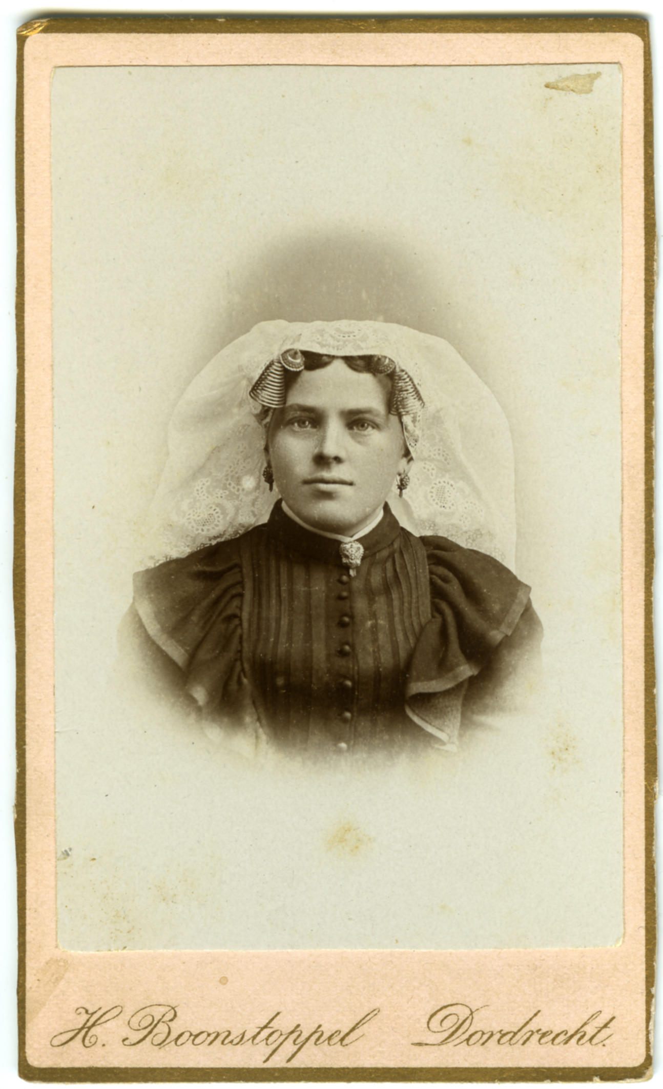 Vrouw in streekdracht van de Zuid-Hollandse Eilanden (zwart-wit foto)