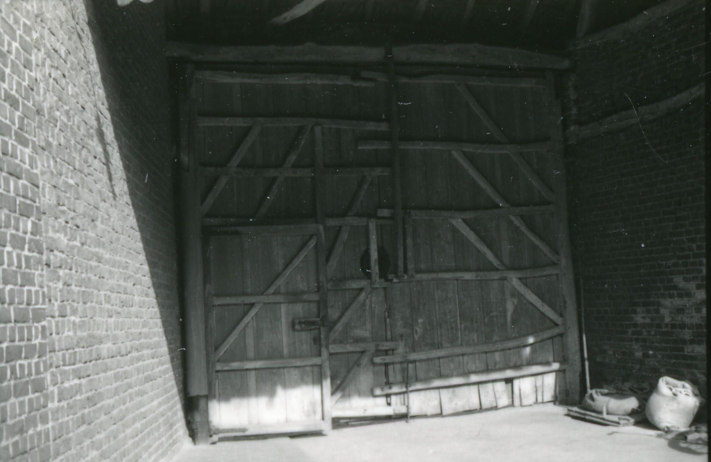 Poort van een boerderij, Nuth, 1939 (zwart-wit foto)
