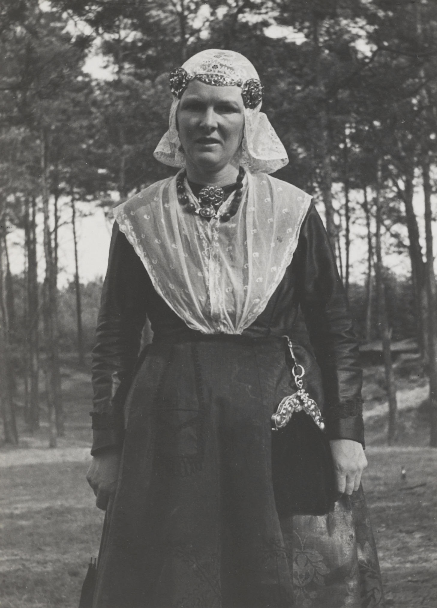 Vrouw verkleed in Drentse dracht, 1948 (zwart-wit foto)