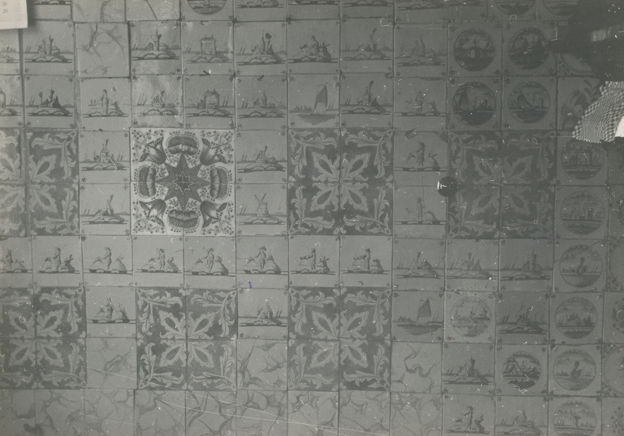 Tegelwand, Nieuwleusen, 1955 (zwart-wit foto)