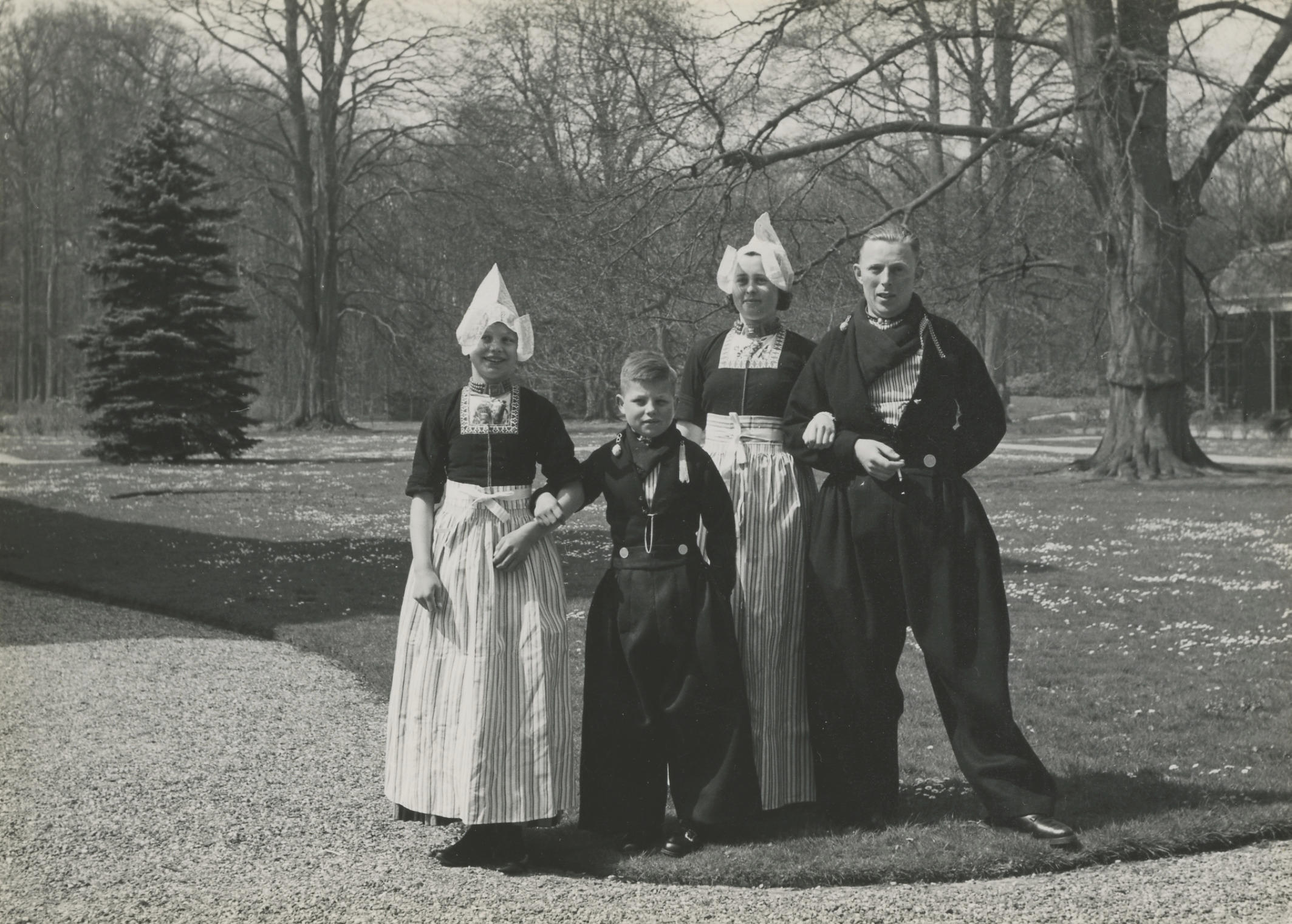 Koninginnedagdefilé op Paleis Soestdijk, 1951 (zwart-wit foto)