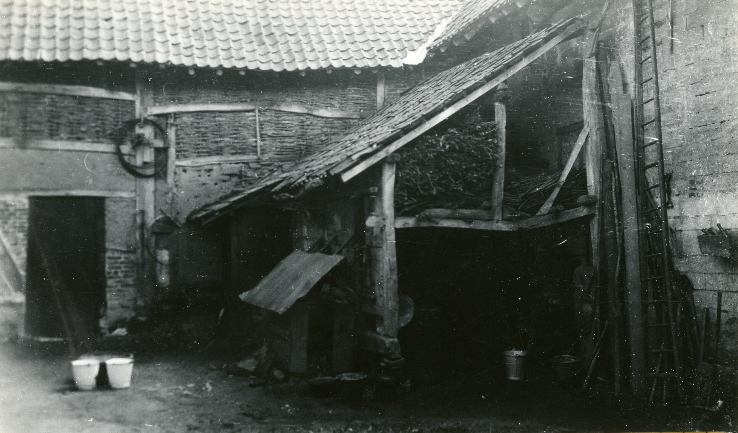 Binnenplaats van een boerderij, Eckelrade, 1931 (zwart-wit foto)