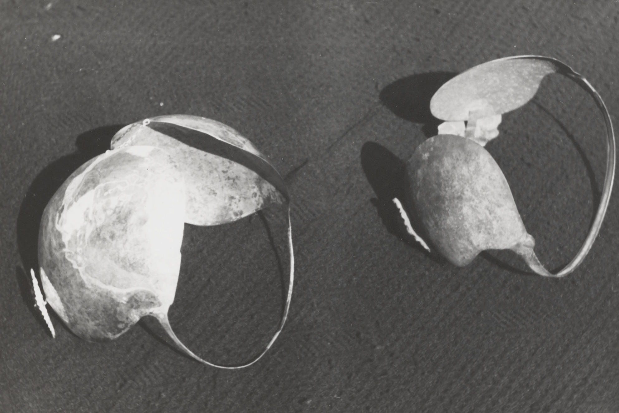 Oorijzers van het weeshuis, Workum, 1944 (zwart-wit foto)