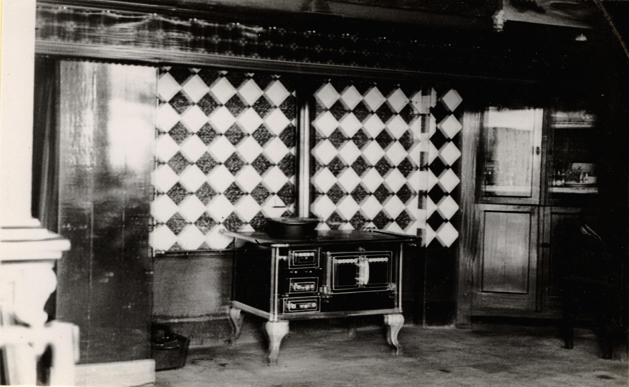 Keukeninterieur van een boerderij, Veghel, 1936 (zwart-wit foto)