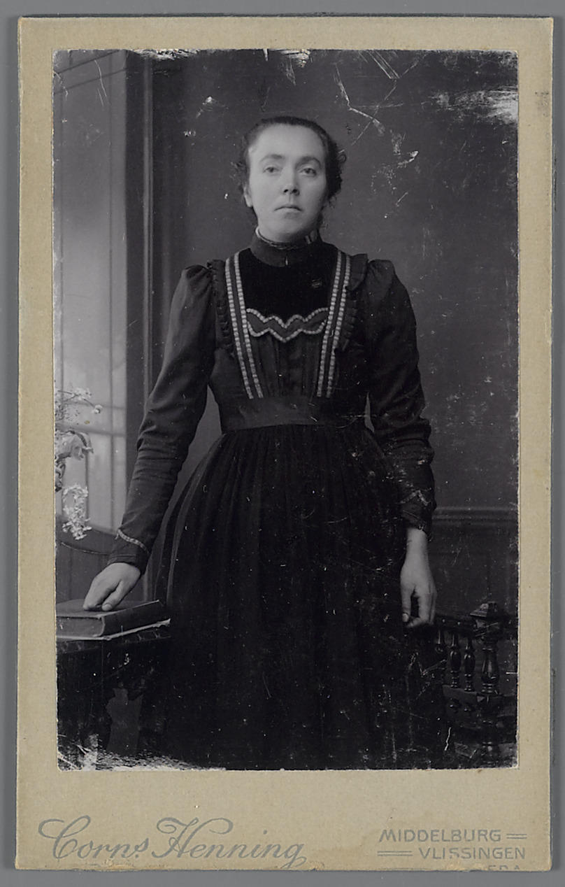 Janneke Verdouw in Cadzandse dracht, 1915 (zwart-wit foto)
