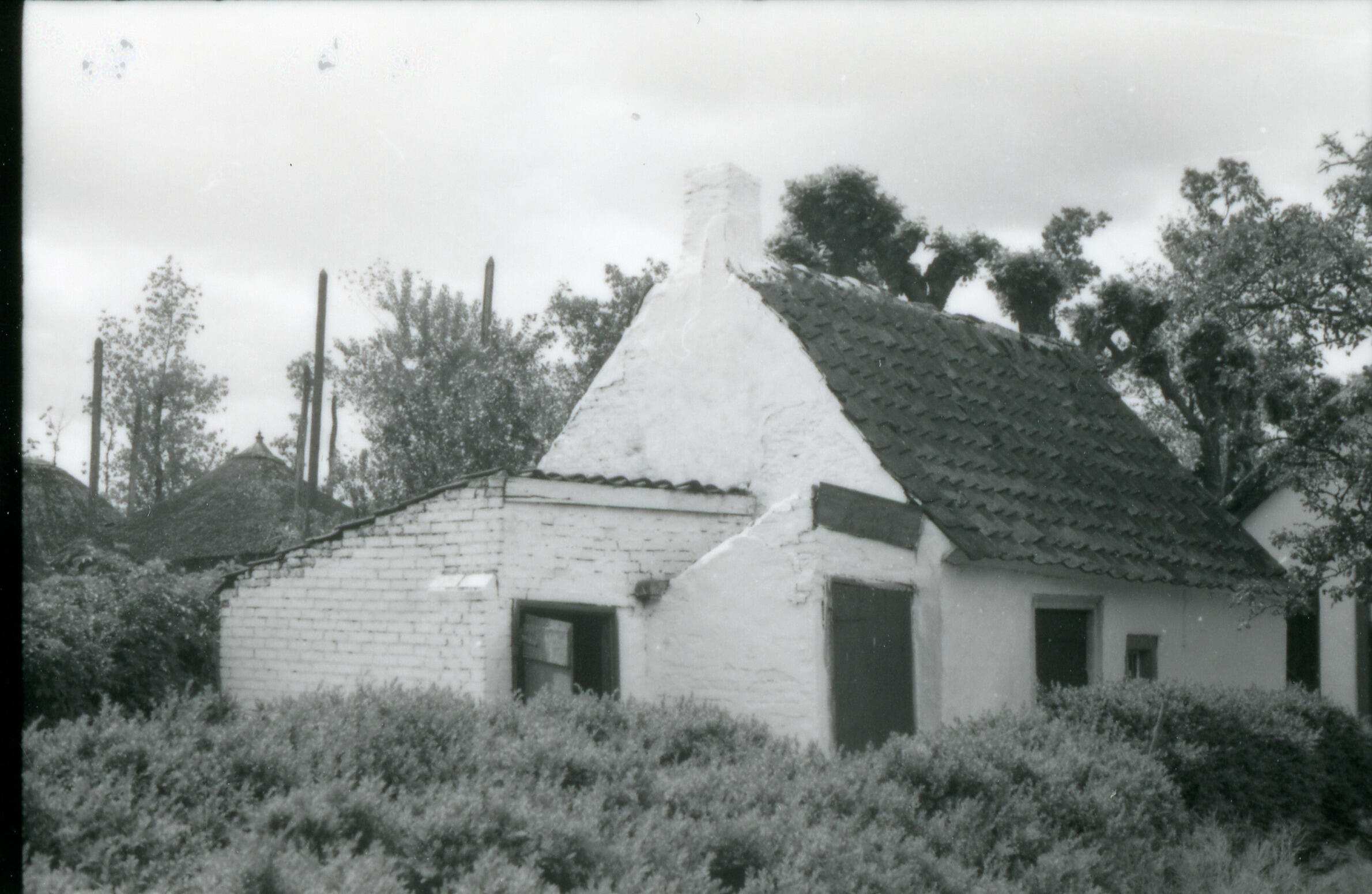 Bijgebouw van een boerderij, Achterberg, 1941 (zwart-wit foto)