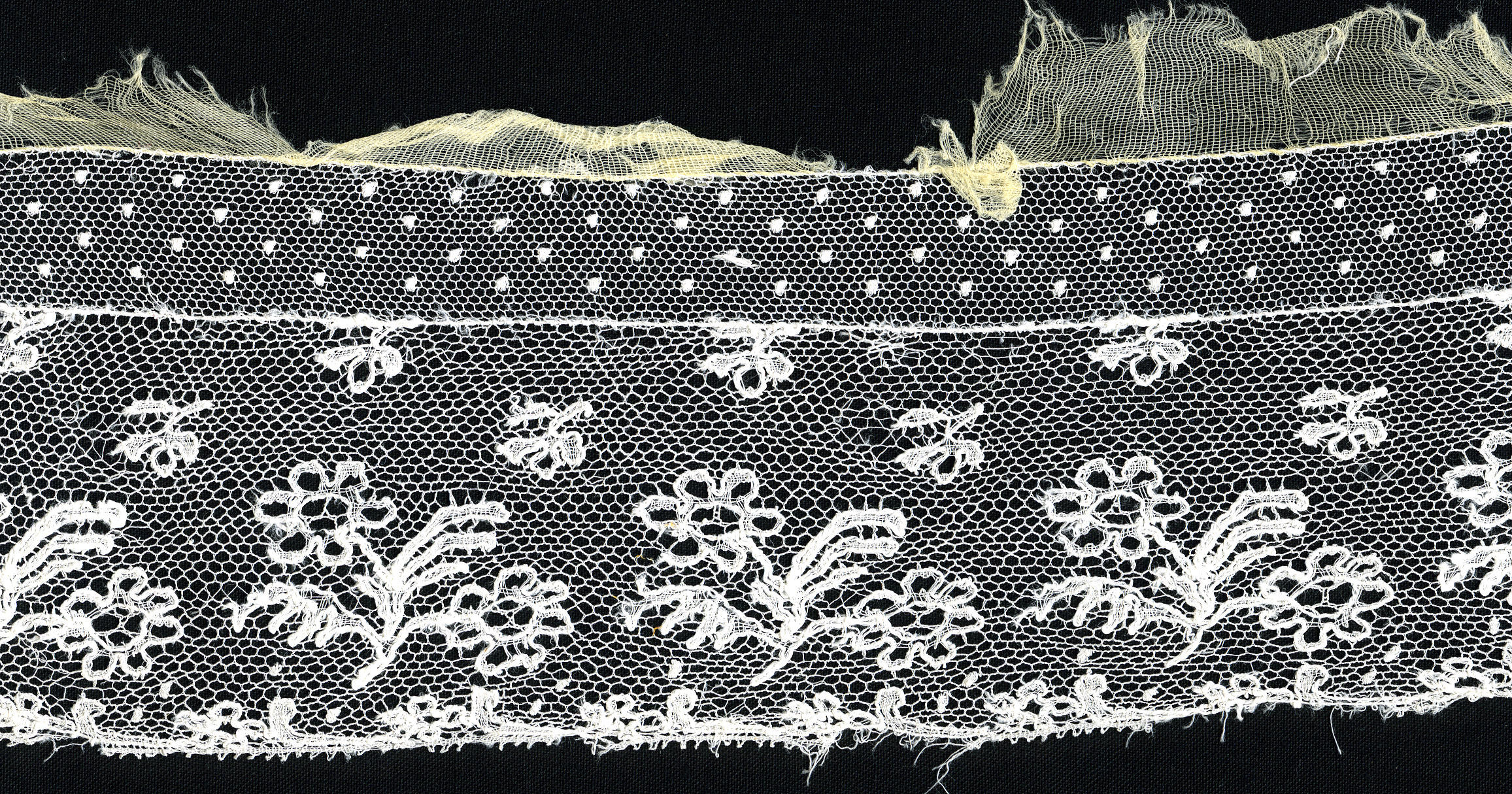 Kantstrook van oorijzermuts, Noord-Holland, 1880–1900 (staal (monster))