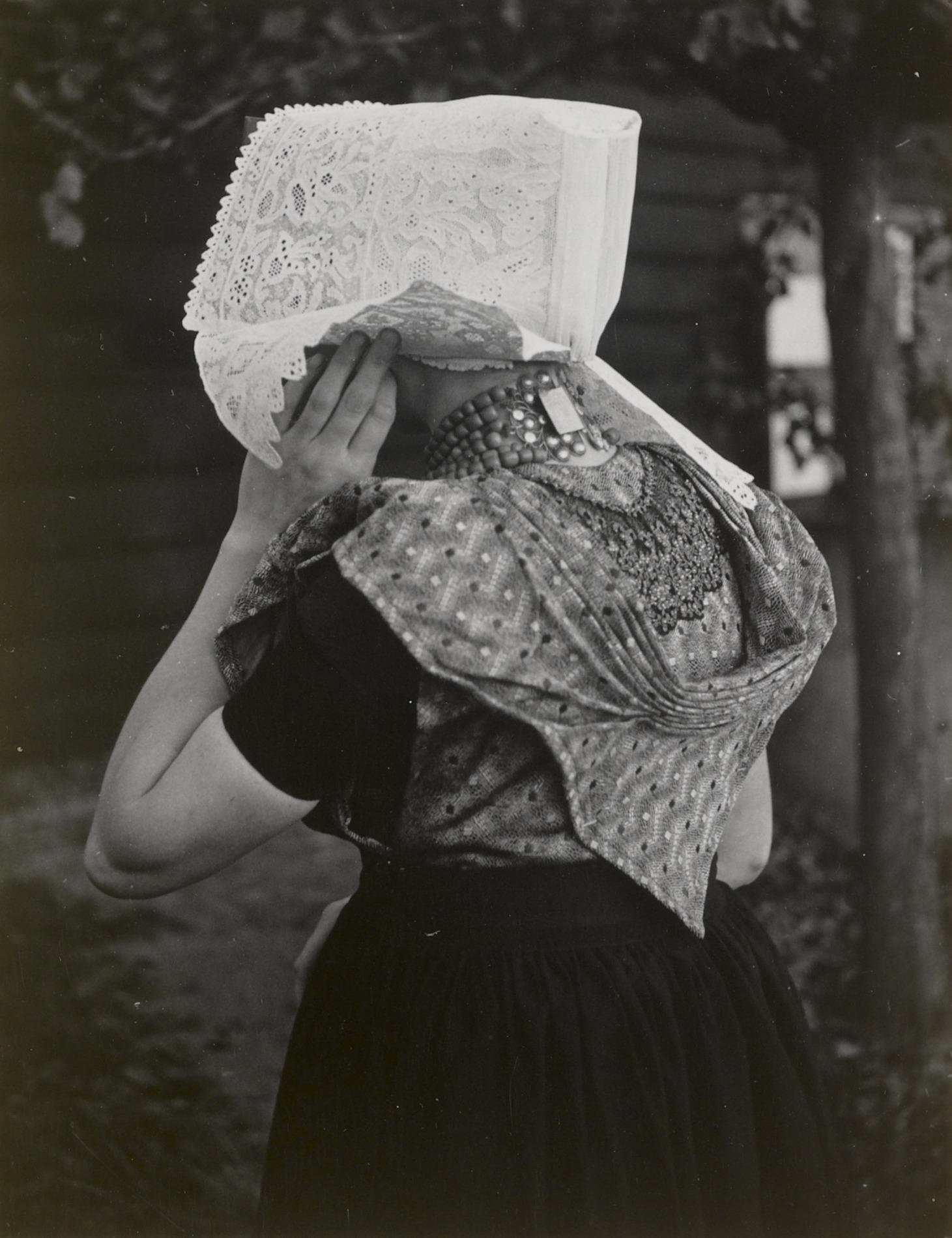 Vrouw in katholieke Zuid-Bevelandse dracht, Ovezande, 1950 (zwart-wit foto)