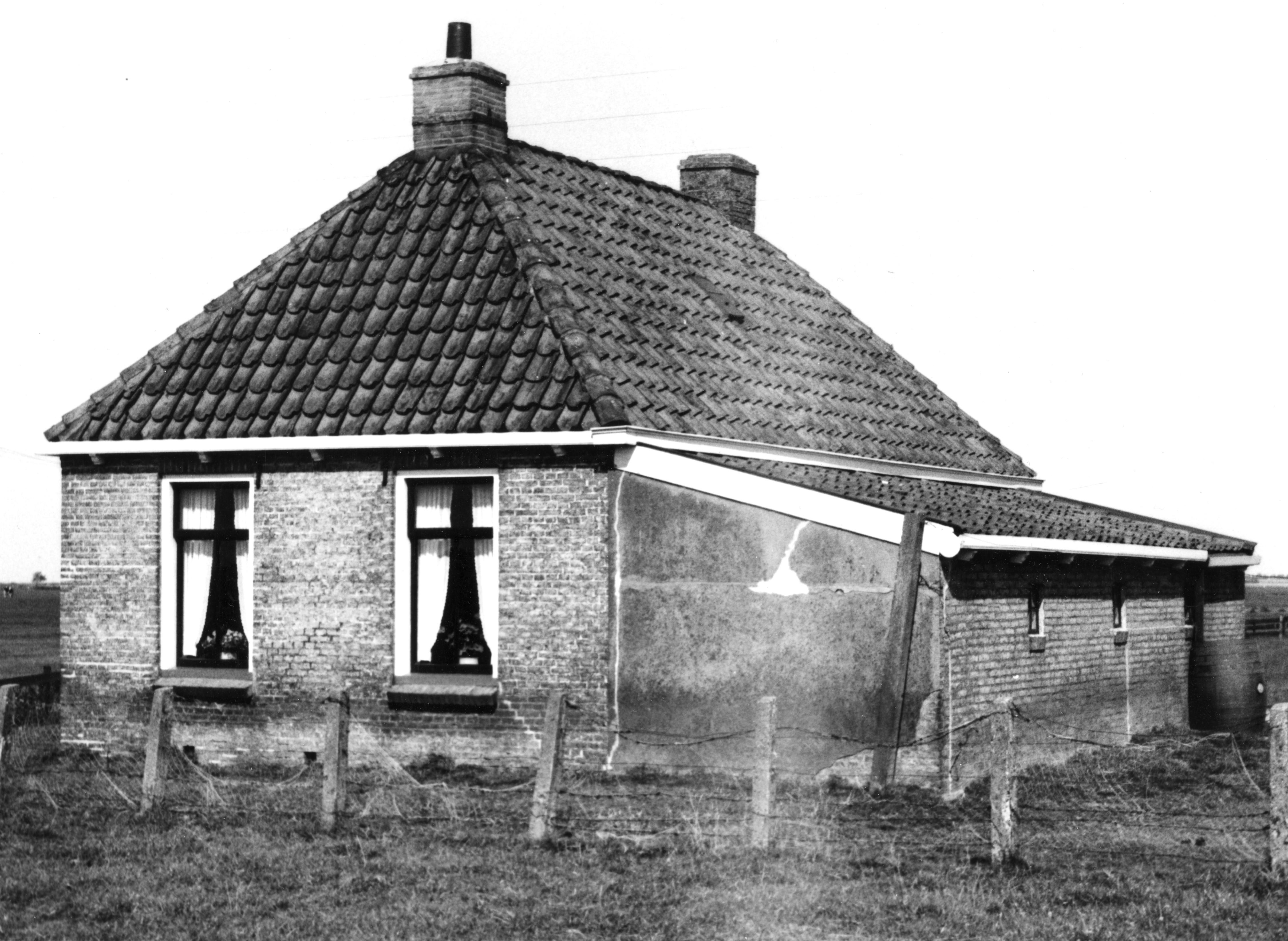 Arbeiderswoning, Laaxum, 1944 (zwart-wit negatief)