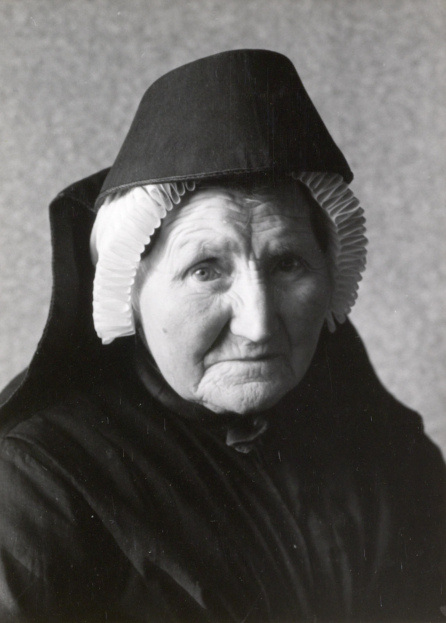 Vrouw uit Striep in Terschellinger dracht, 1950 (zwart-wit foto)