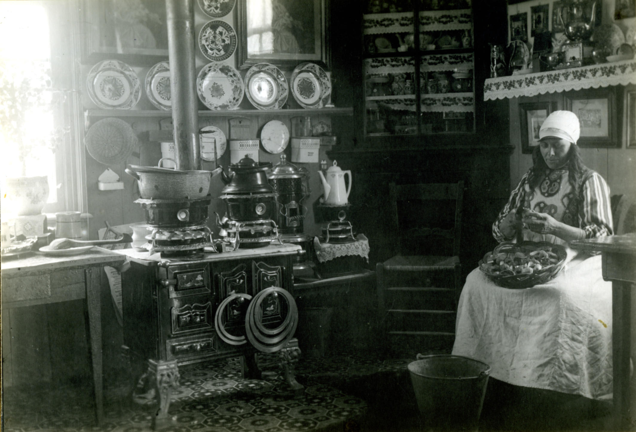 Interieur van Maretje Boes-Appel, Marken, 1910–1916 (zwart-wit foto)