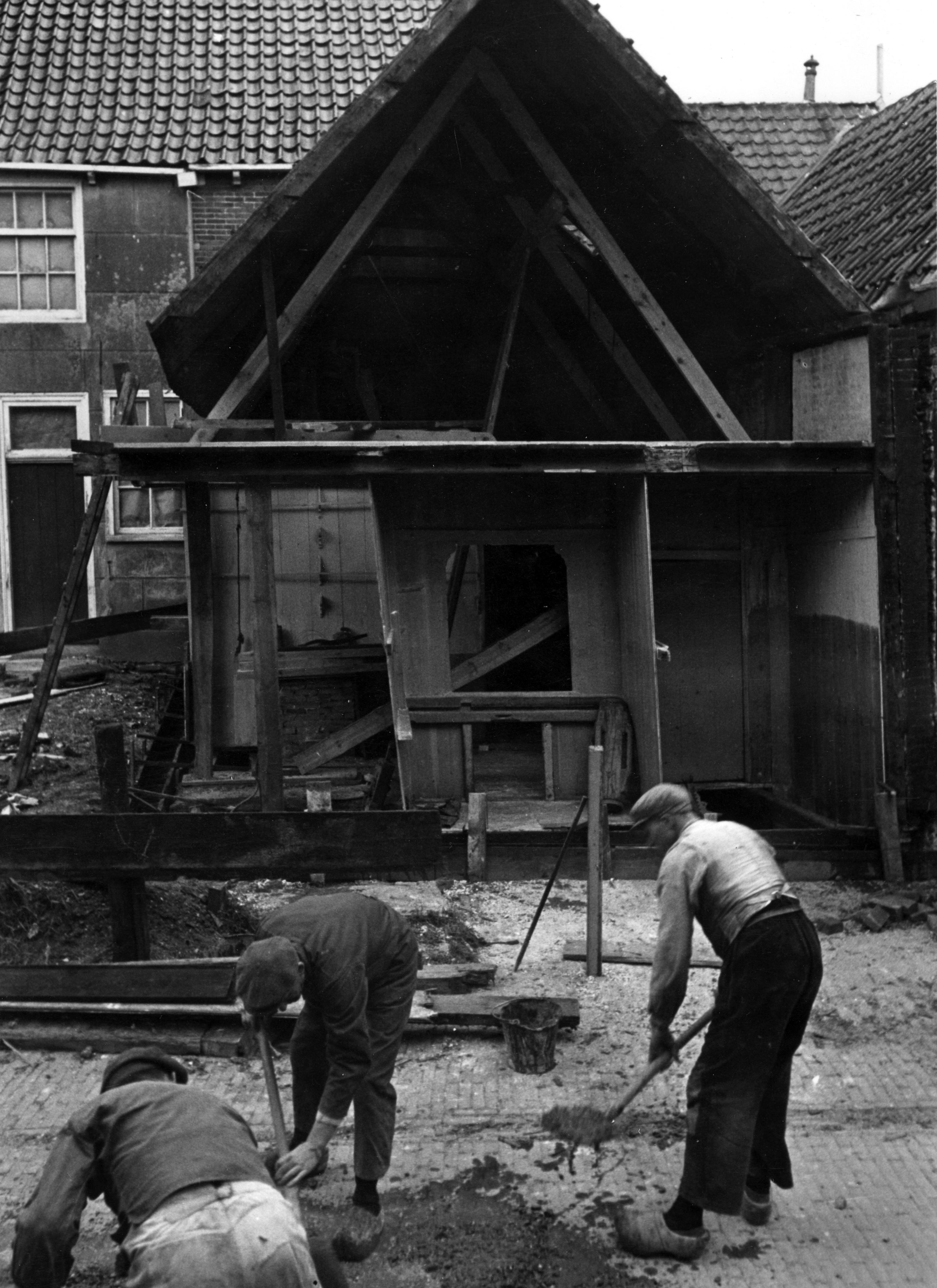Constructie visserswoning, Marken, 1943 (zwart-wit negatief)