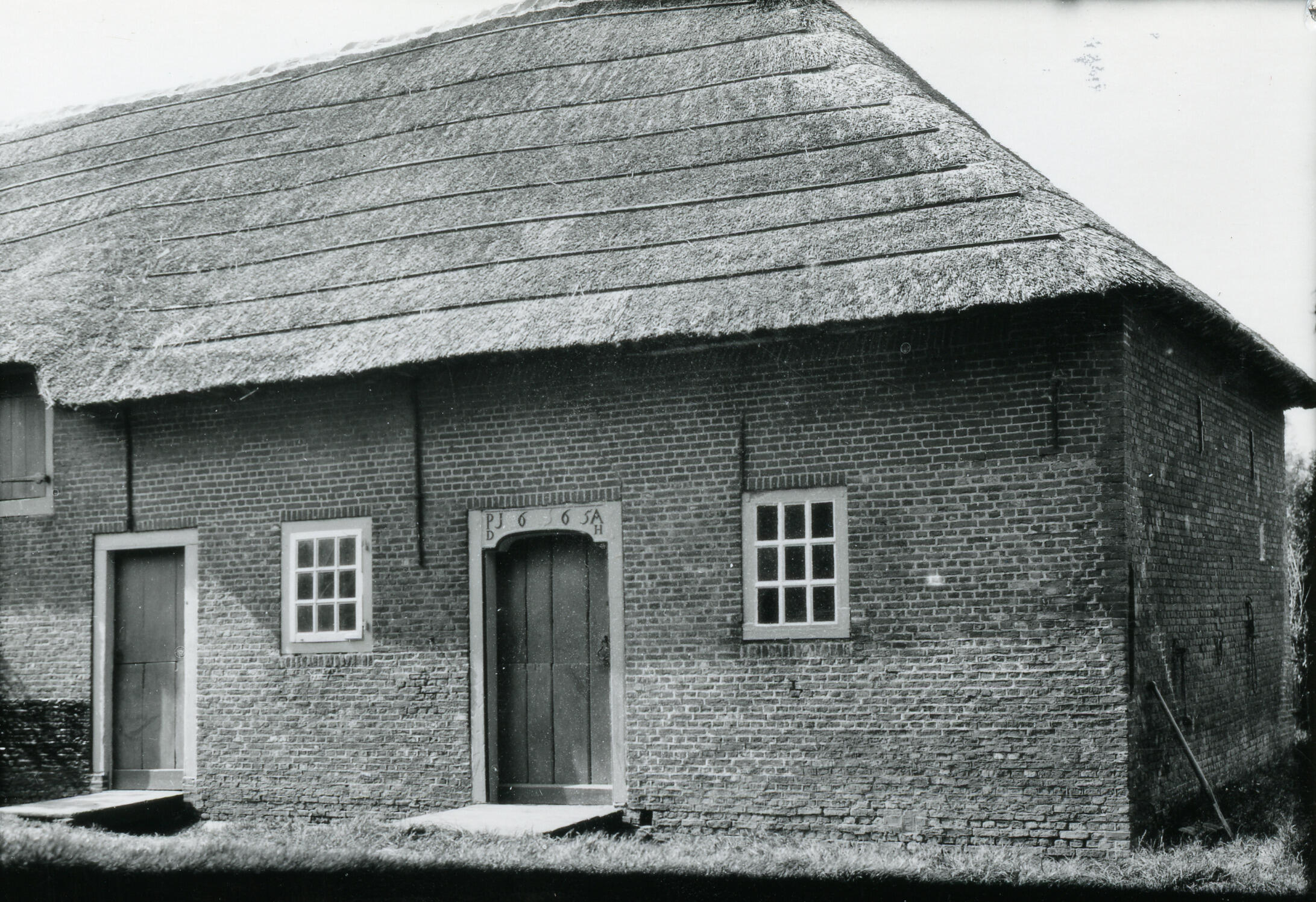 Boerderij in 't Woudt, 1930-1940 (zwart-wit foto)