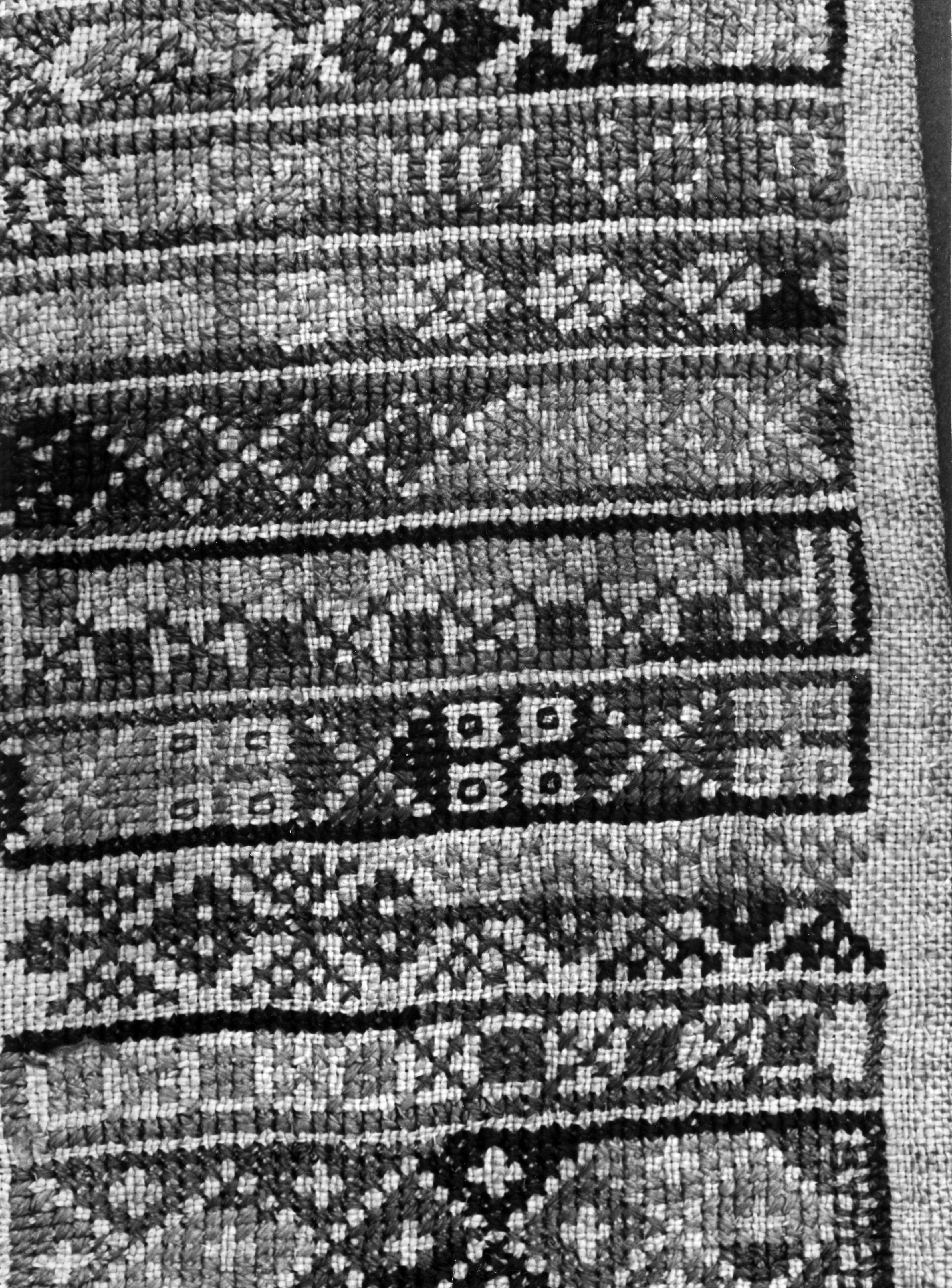 Detail van een merklap, Marken, 1943 (zwart-wit foto)