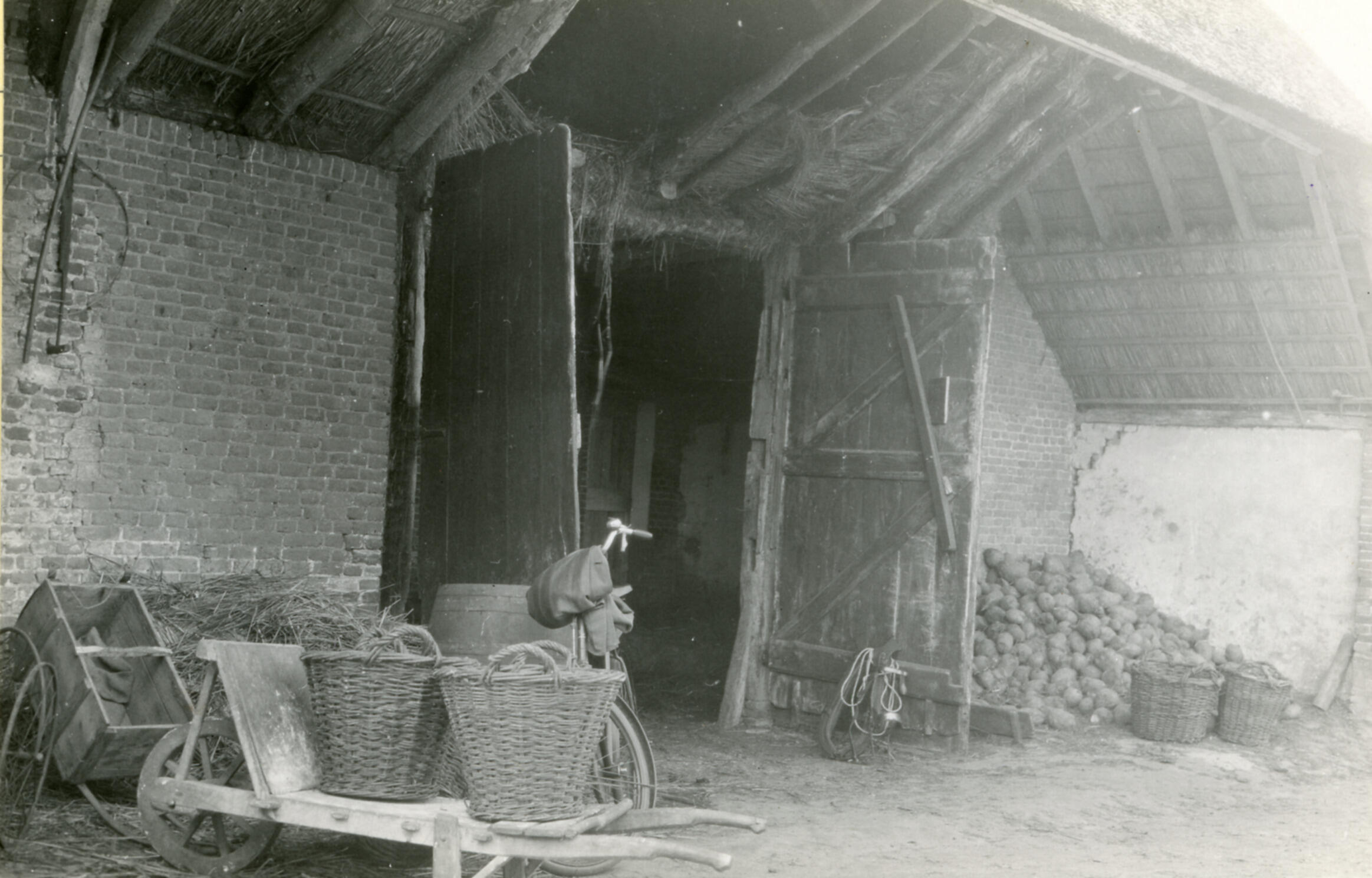 Overstek van een boerderij, Liempde, 1930 (zwart-wit foto)