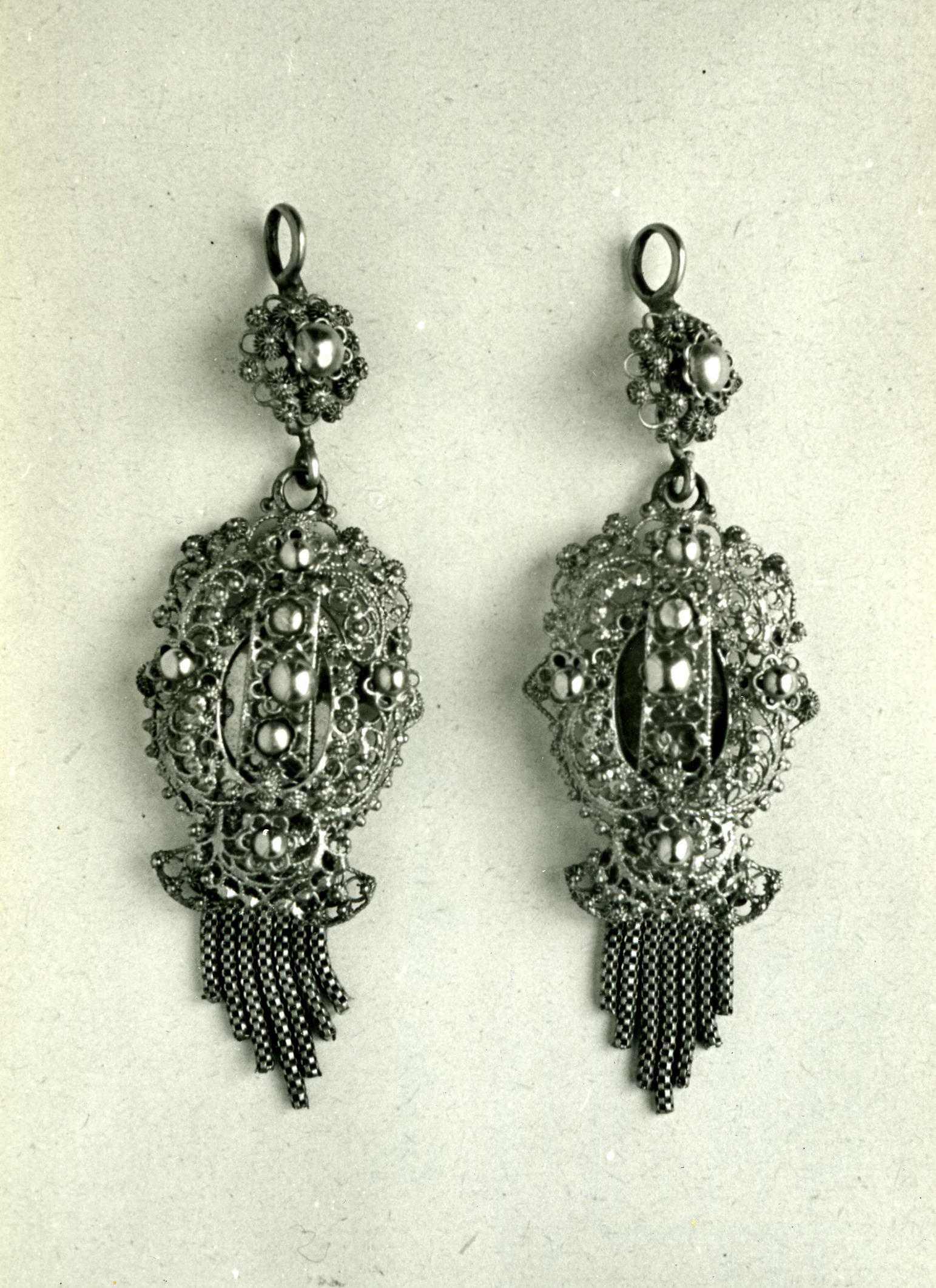 Paar gouden oorijzerhangers, Vlaardingen, 1950 (zwart-wit foto)