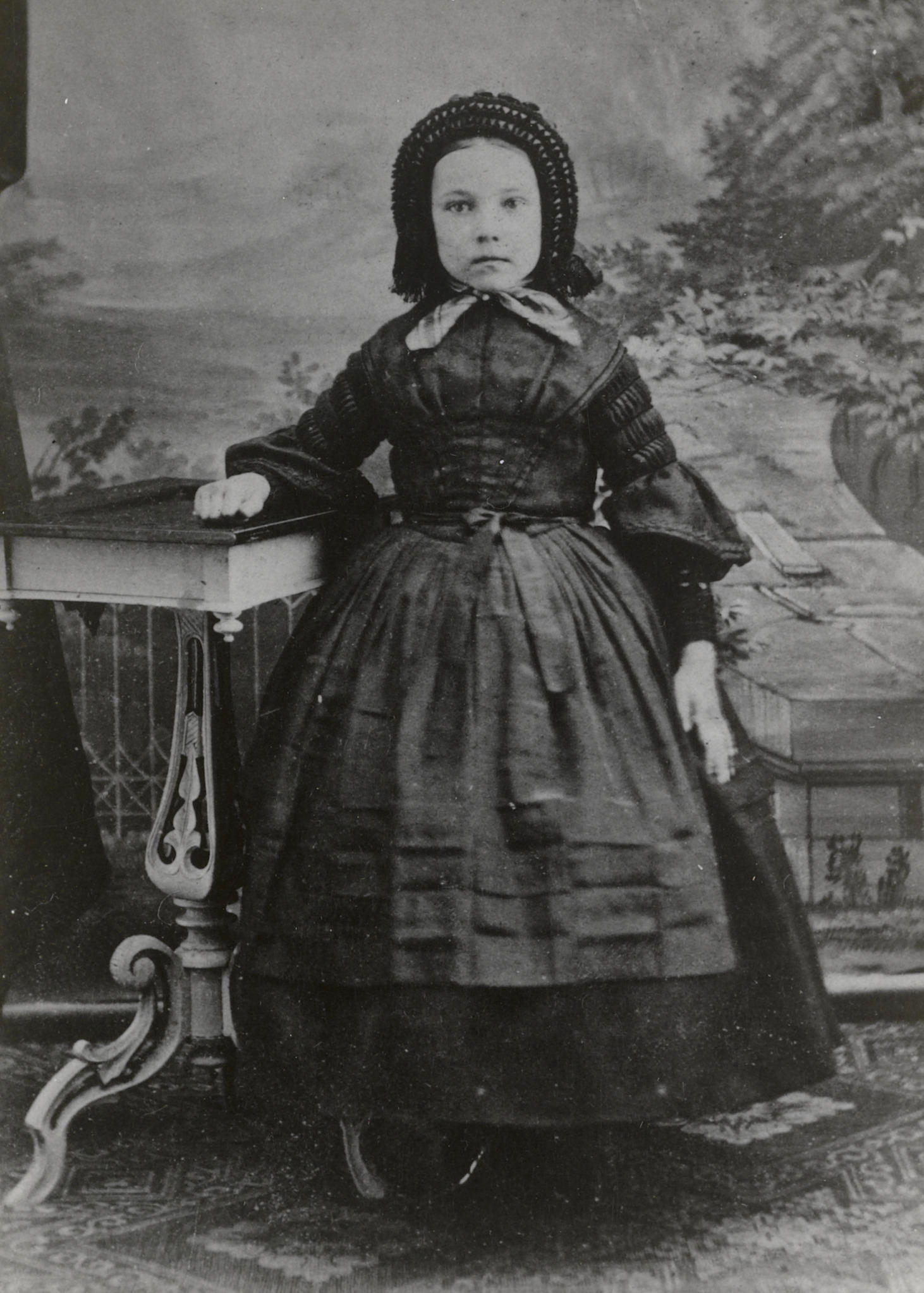 Meisje in Cadzandse dracht, circa 1860 (zwart-wit foto)