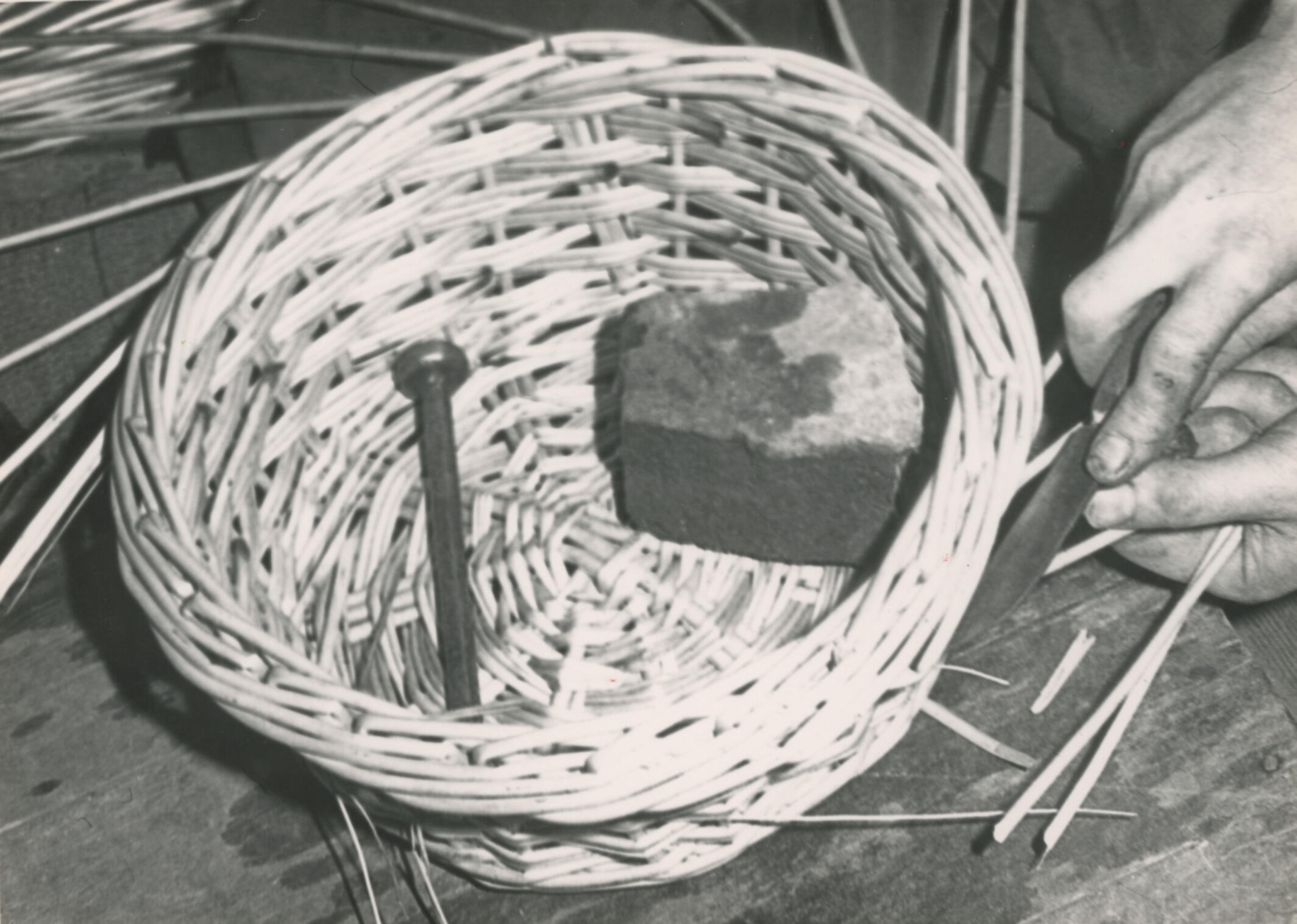 Mandenmaken bij de Geldersche Blindenvereeniging, Arnhem, 1959 (zwart-wit foto)