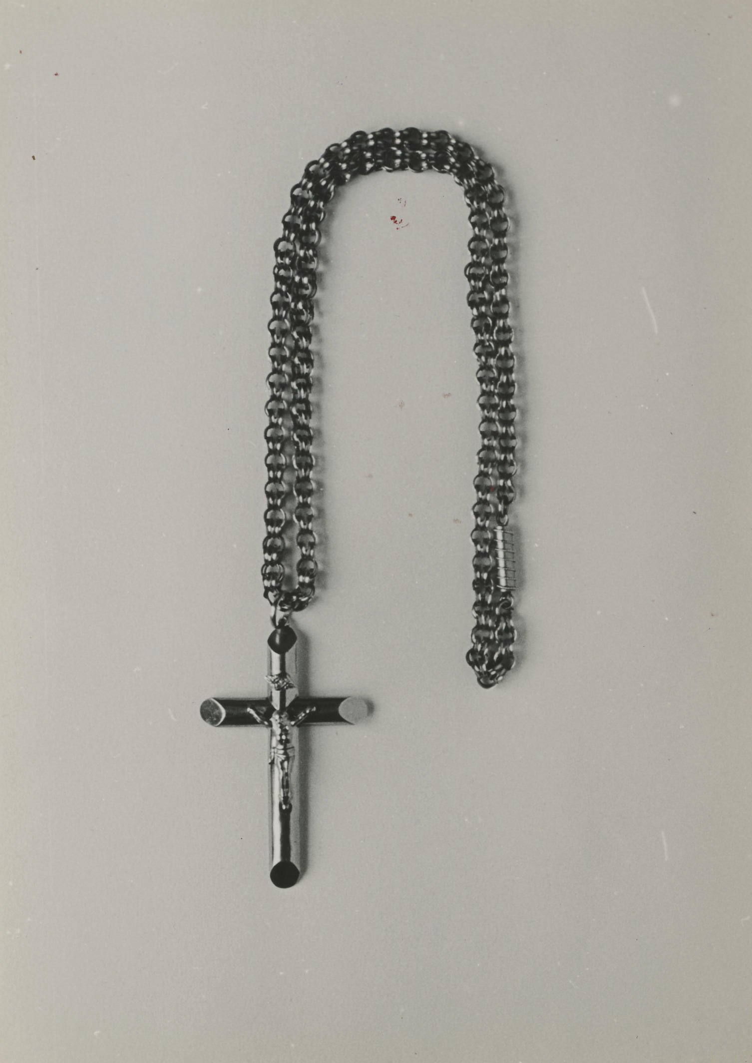Gouden ketting met kruis, Sevenum, 1950 (zwart-wit foto)