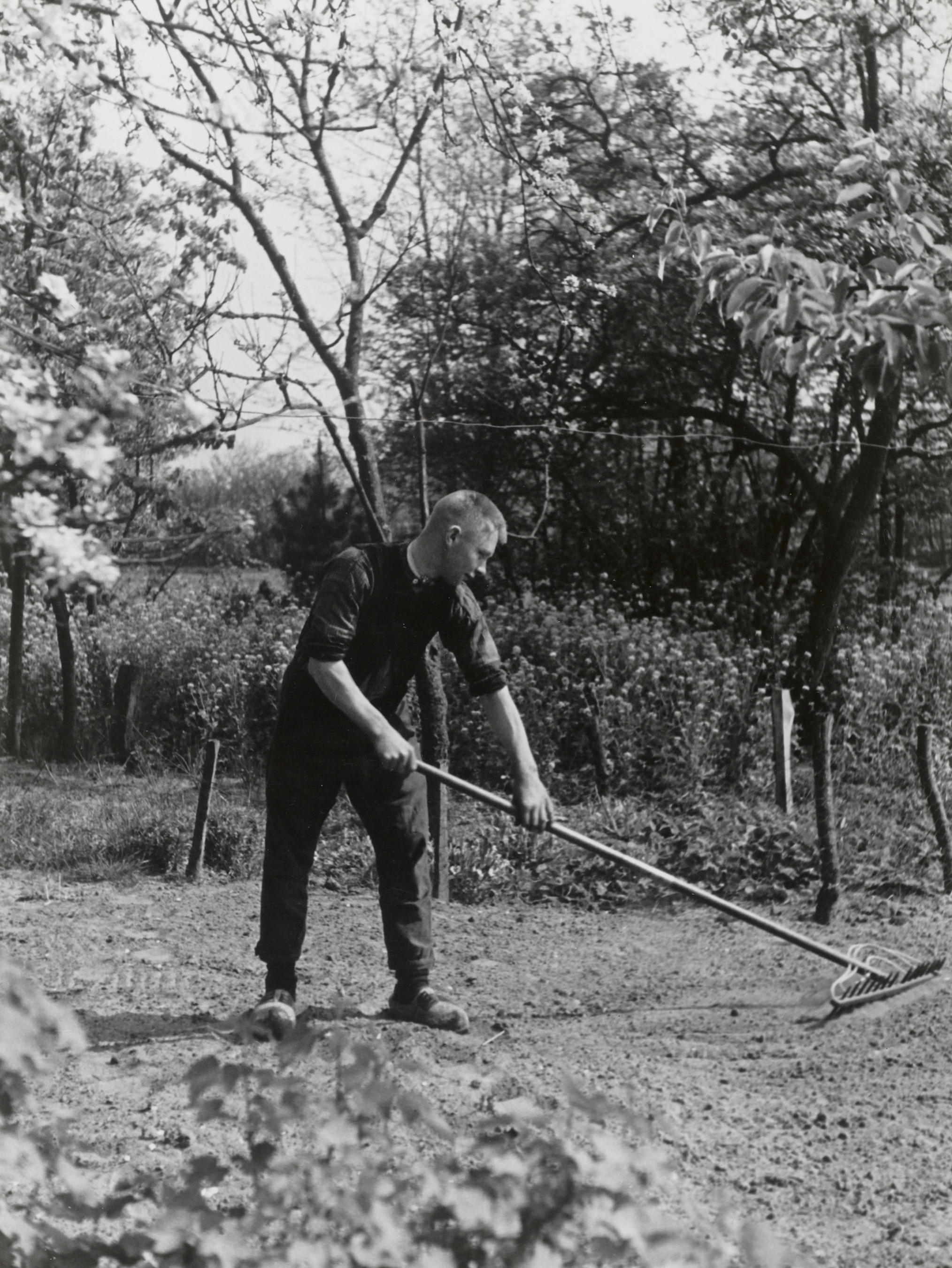 Man in werkdracht, Staphorst, 1944 (zwart-wit foto)