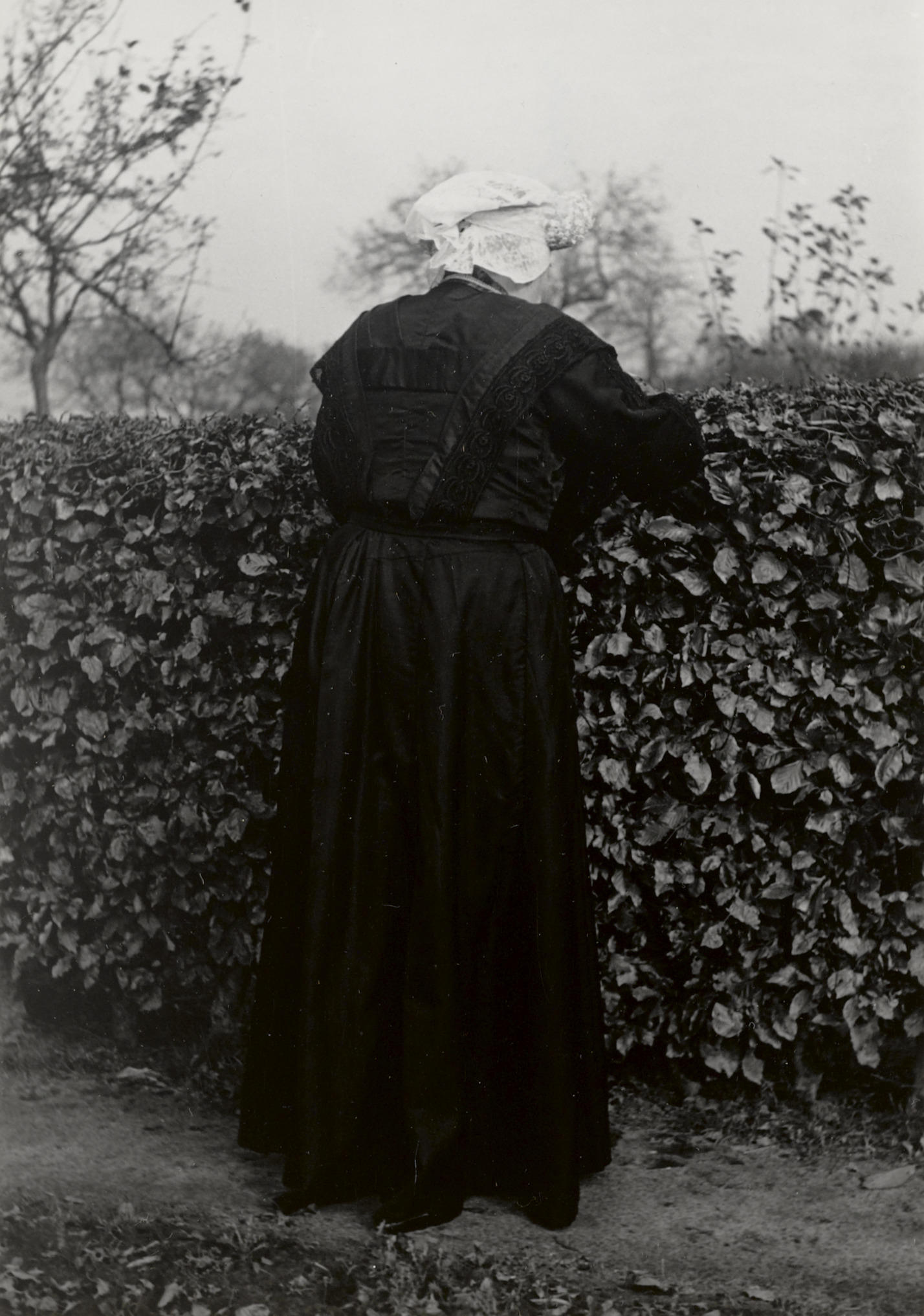 Vrouw uit Princenhage in streekdracht, 1950 (zwart-wit foto)