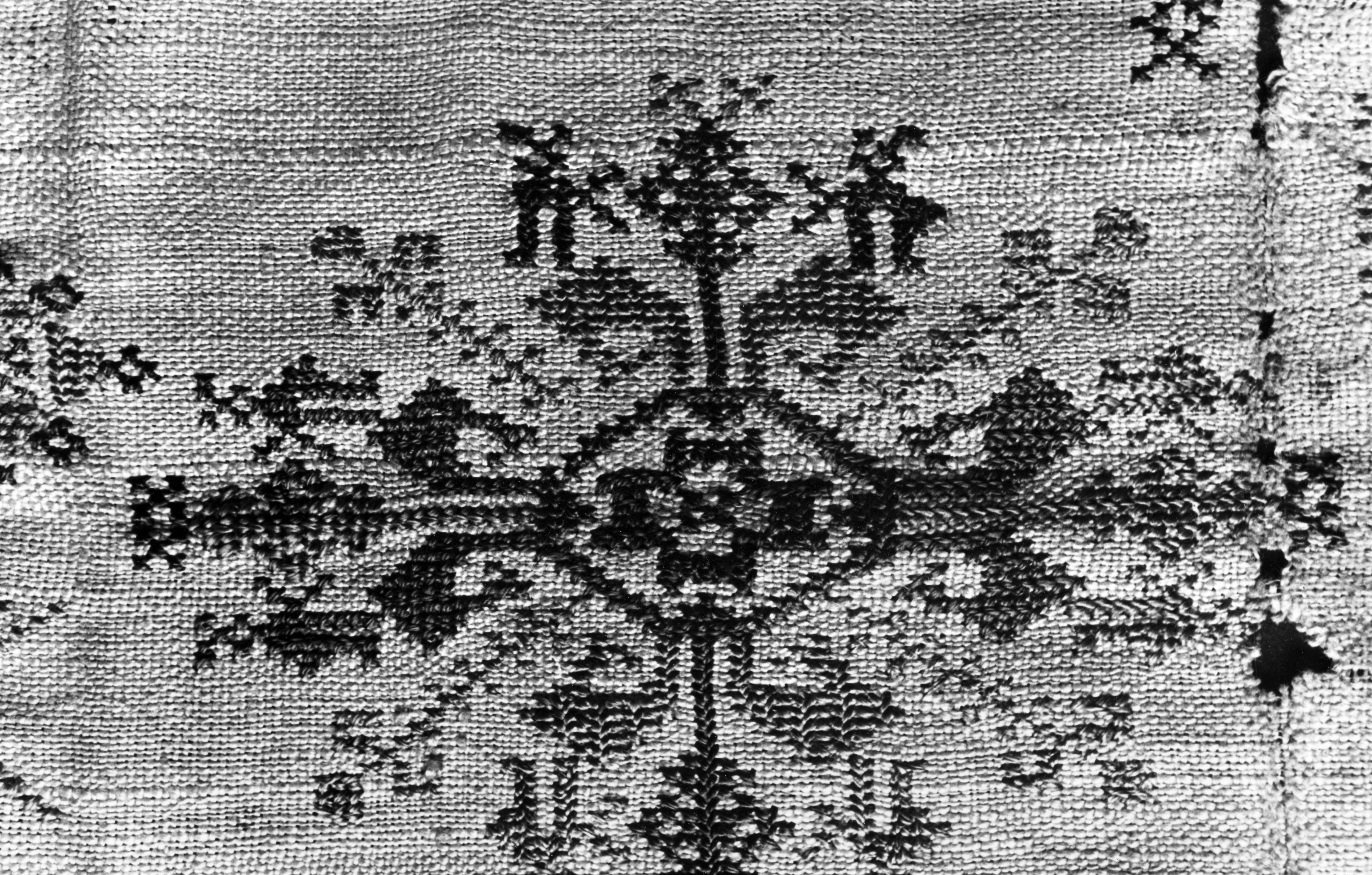 Detail van een merklap uit 1640, Marken, 1943 (zwart-wit foto)