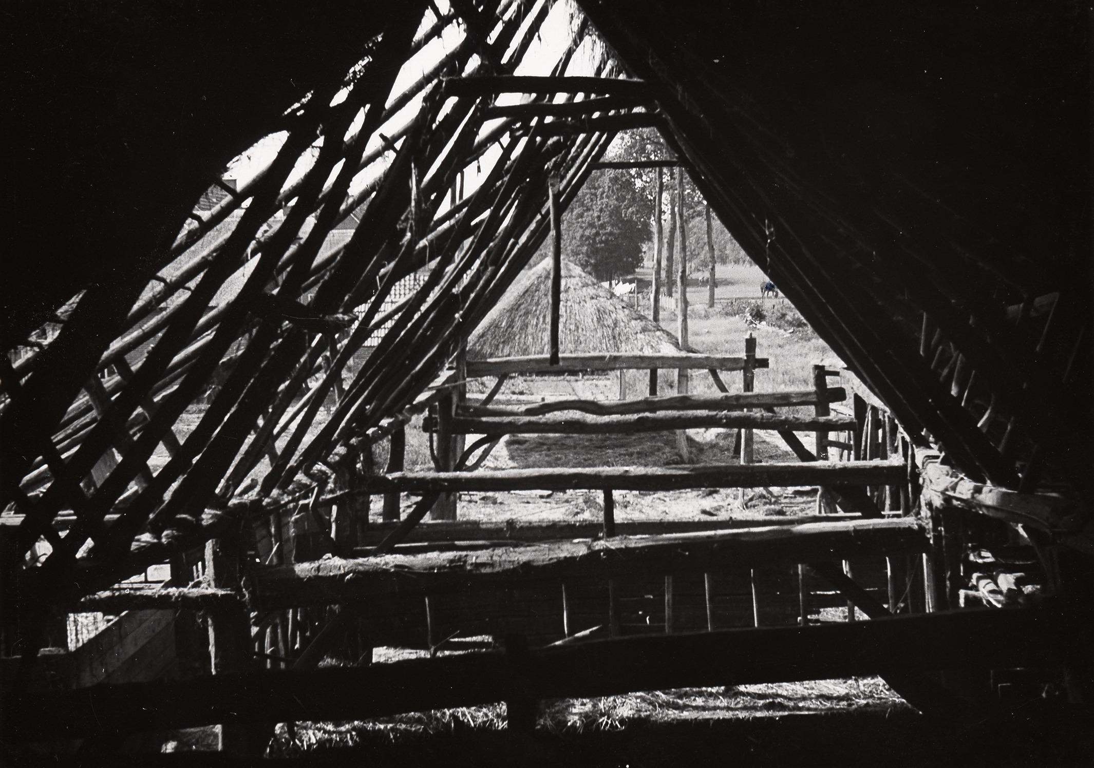 Afbraak van boerderij, Staphorst, 1950 (zwart-wit foto)