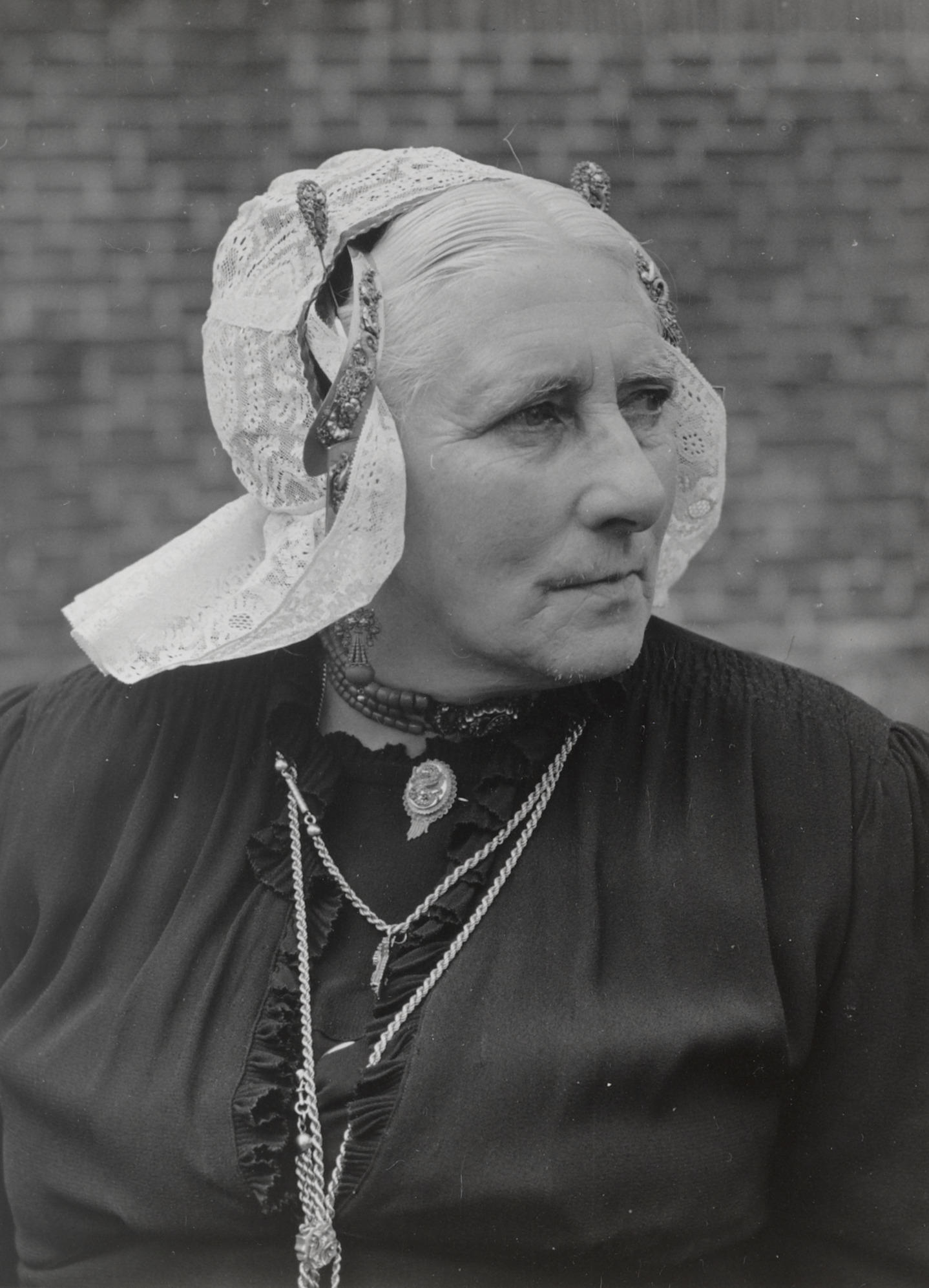 Klasina Makker in streekdracht uit Eemnes, 1952 (zwart-wit foto)