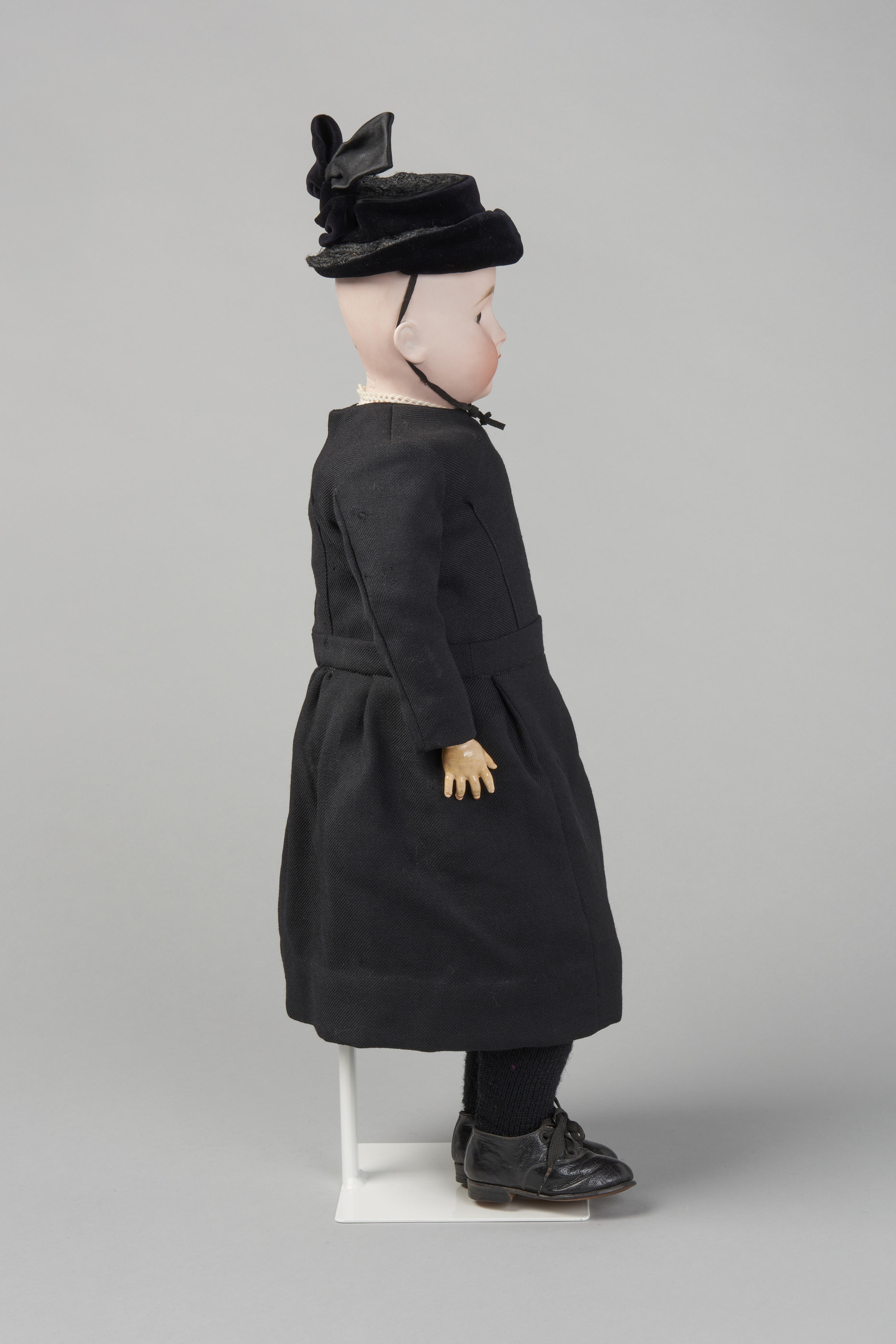 Pop gekleed als weesmeisje