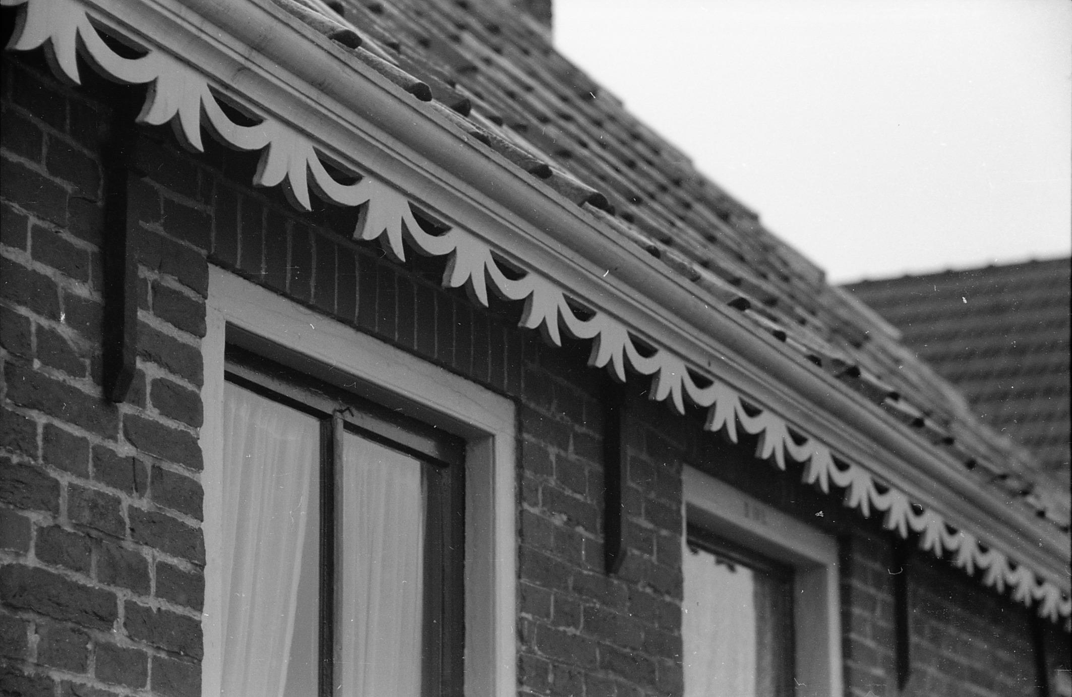 Bewerkte dakgoot, Zandeweer, 1944 (zwart-wit negatief)