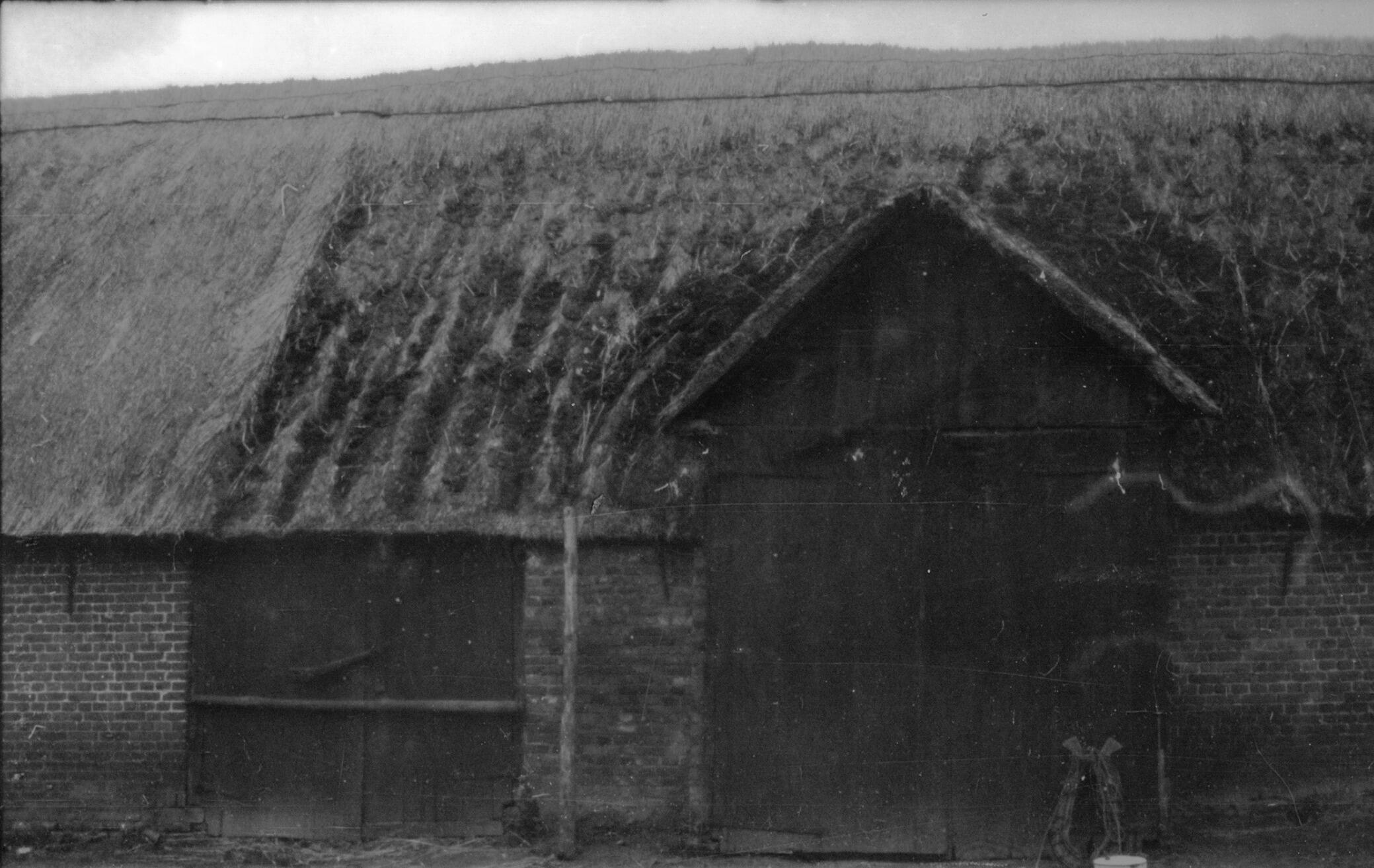 Ingang van de schuur, Belgeren, 1940 (zwart-wit foto)