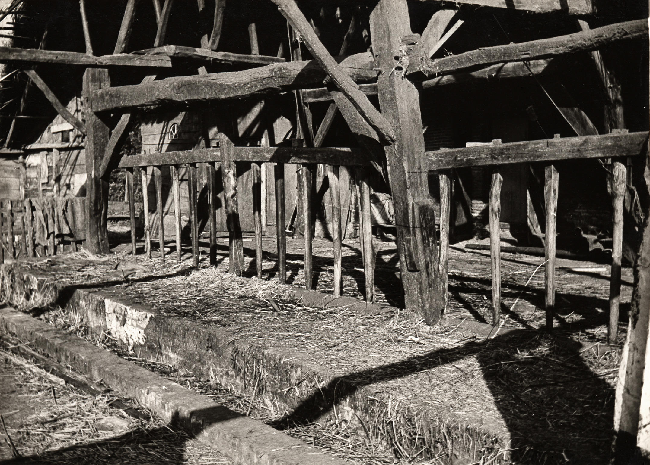 Afbraak van boerderij, Staphorst, 1950 (zwart-wit foto)