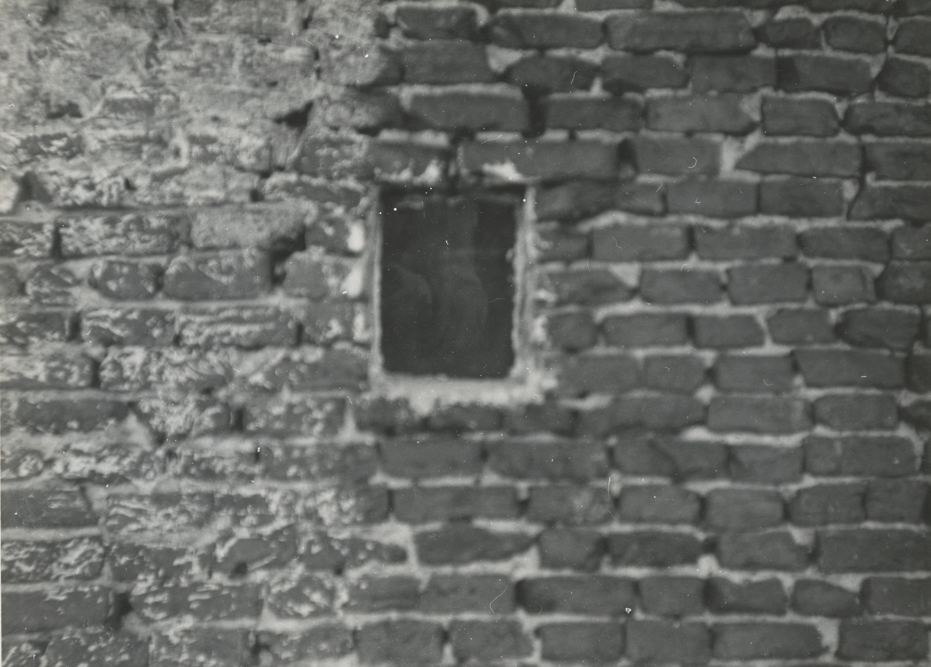 Raam in een daglonershuisje, Nunspeet, 1956 (zwart-wit foto)