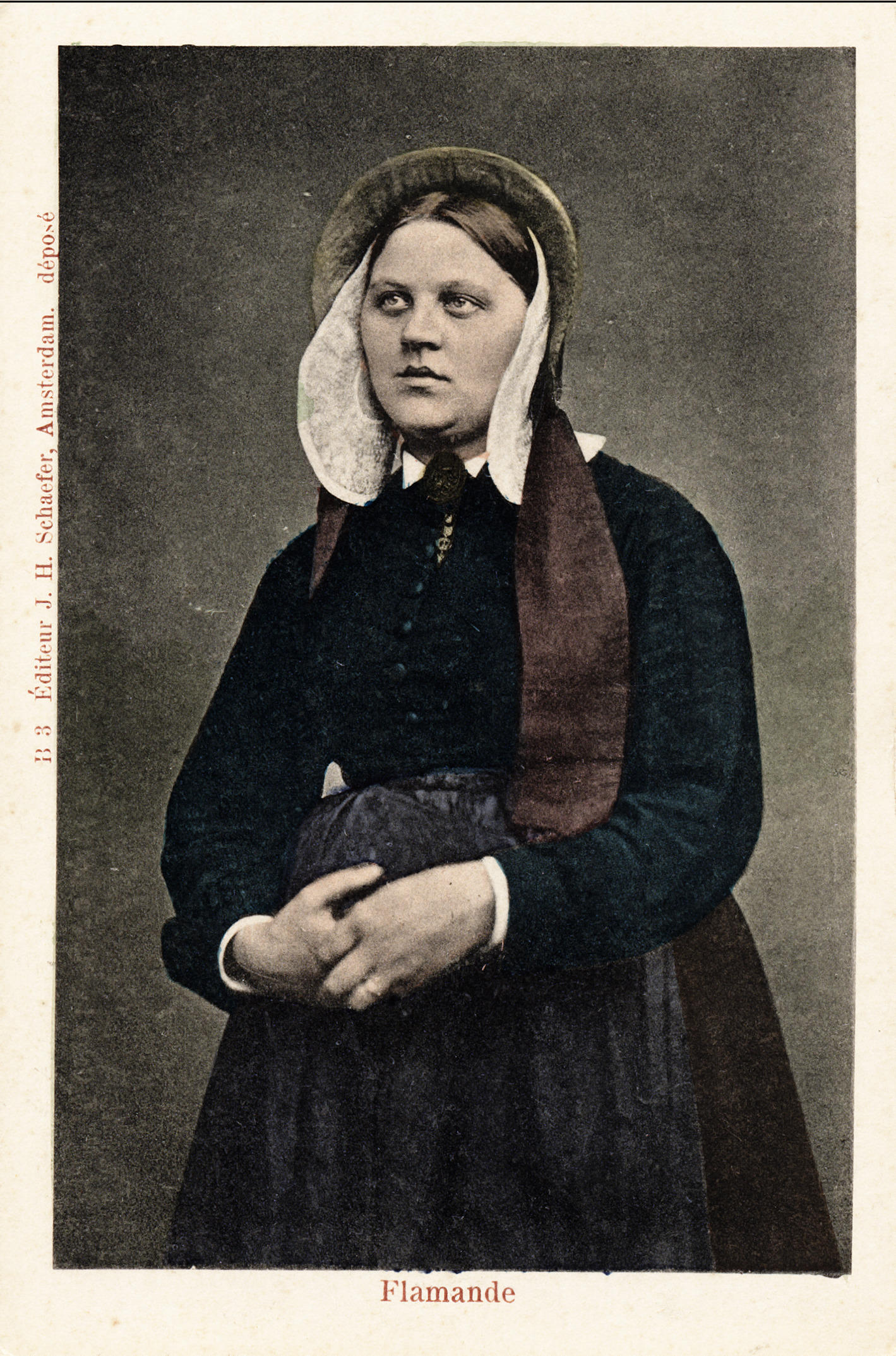Vrouw in streekdracht uit Vlaanderen, 1896-1905 (ansichtkaart)