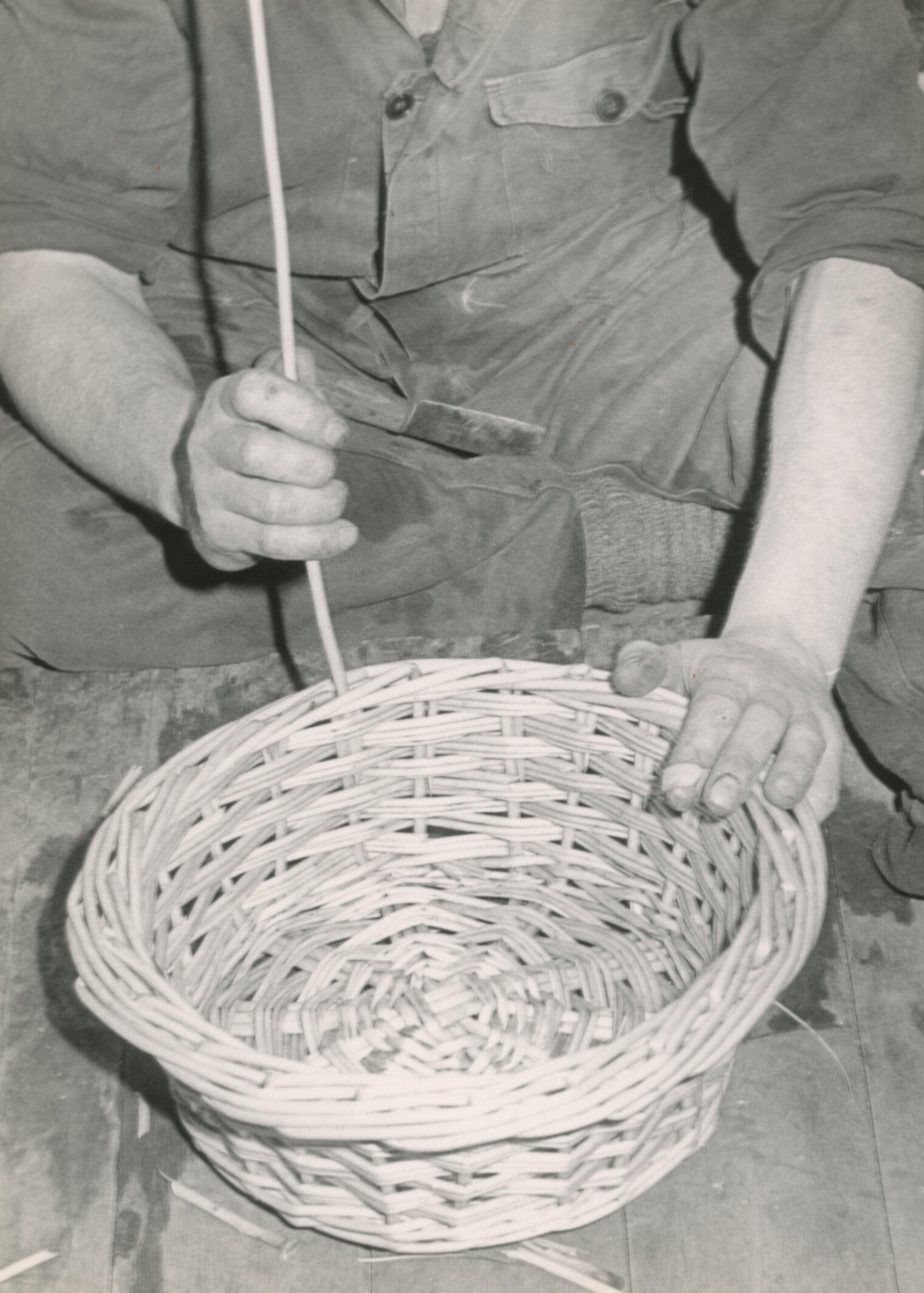 Mandenmaken bij de Geldersche Blindenvereeniging, Arnhem, 1959 (zwart-wit foto)
