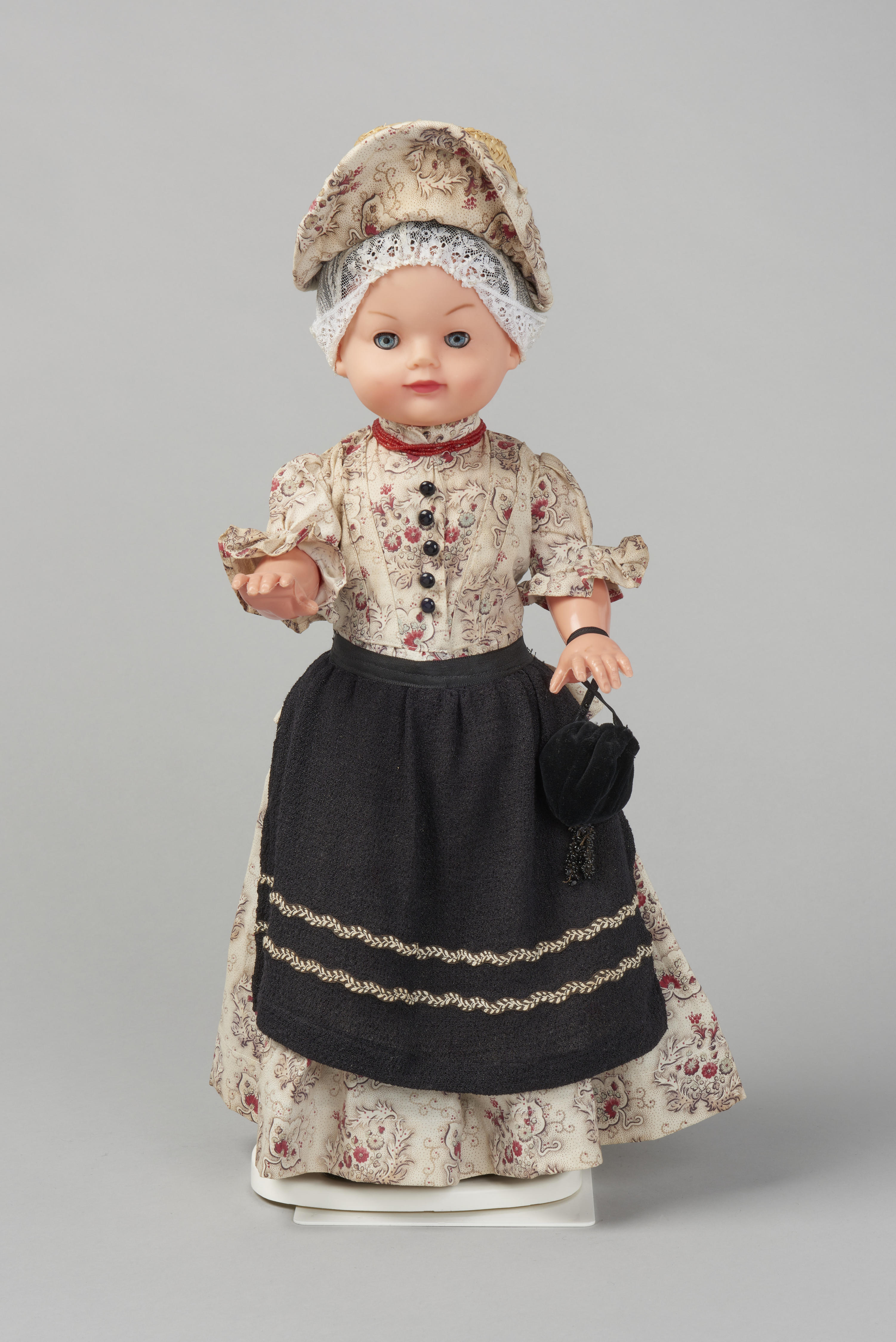 Pop gekleed als jonge vrouw uit Schagen