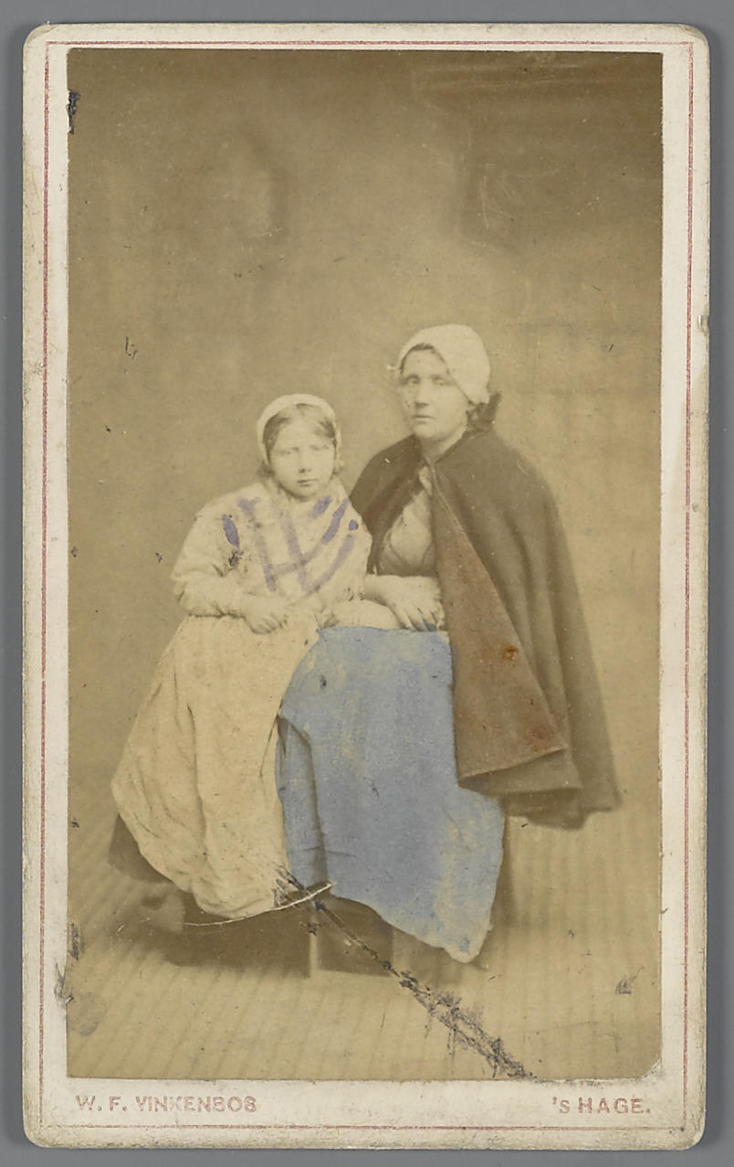 Vrouw en meisje in streekdracht uit Scheveningen, circa 1890 (zwart-wit foto)