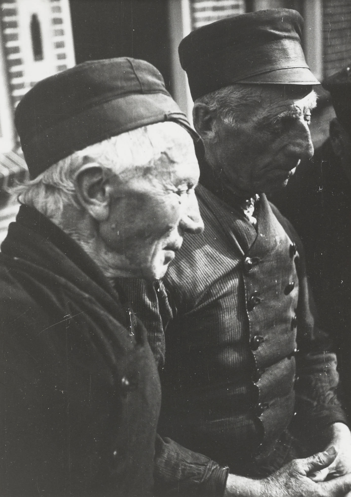 Twee vissers in Volendammer streekdracht, 1934 (zwart-wit foto)