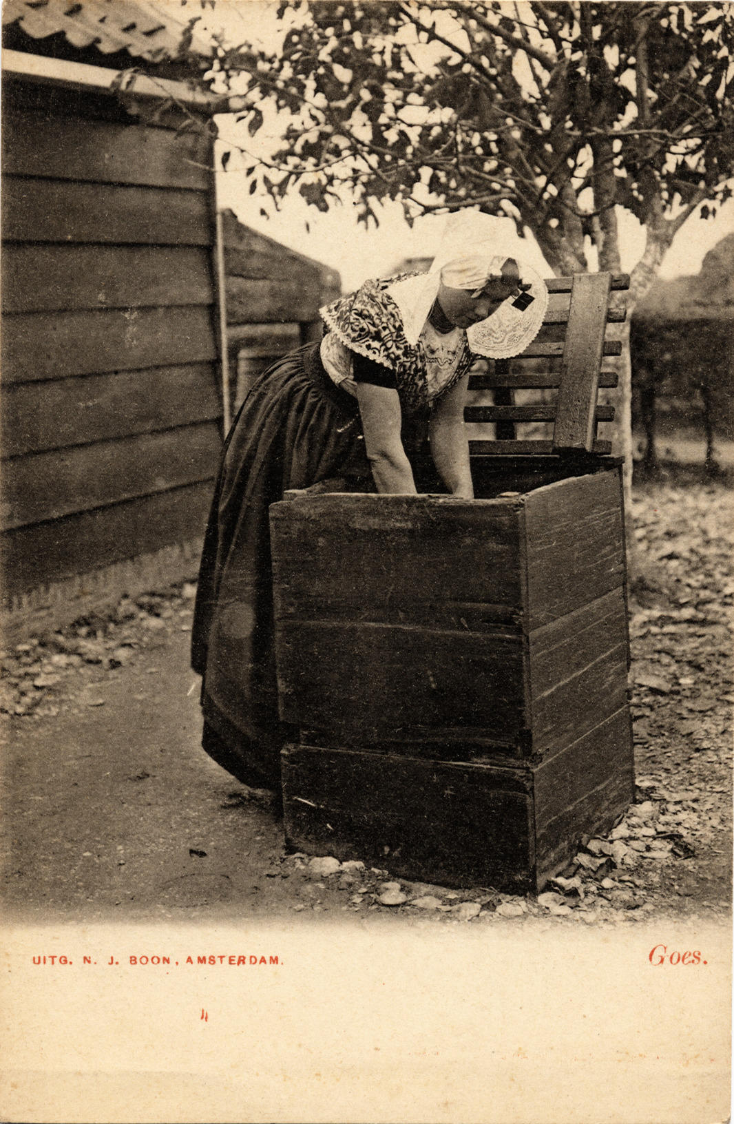 Vrouw in protestantse Zuid-Bevelandse dracht bij een put, 1886–1905