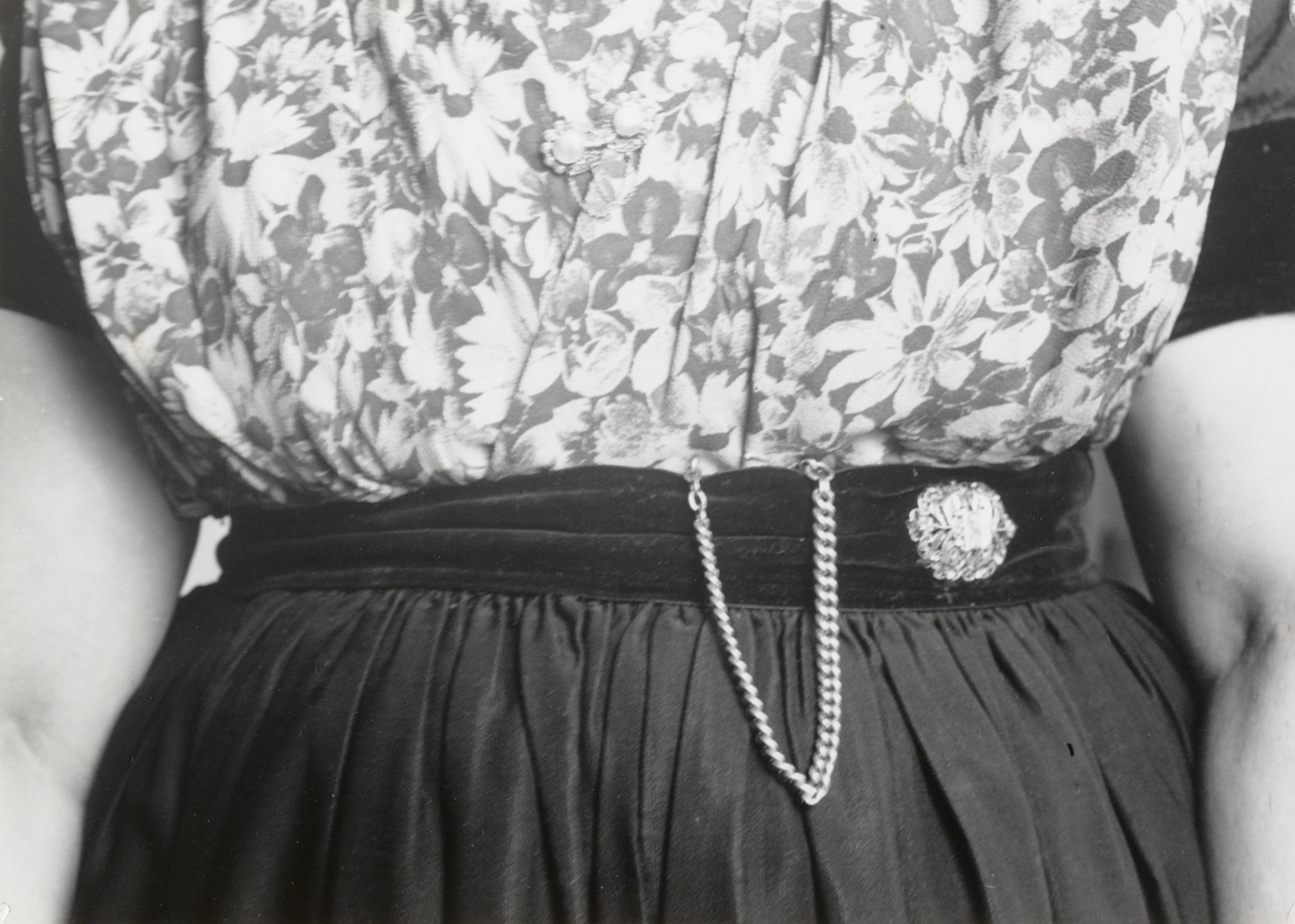 Protestantse Zuid-Bevelandse dracht, Middelburg, 1957 (zwart-wit foto)