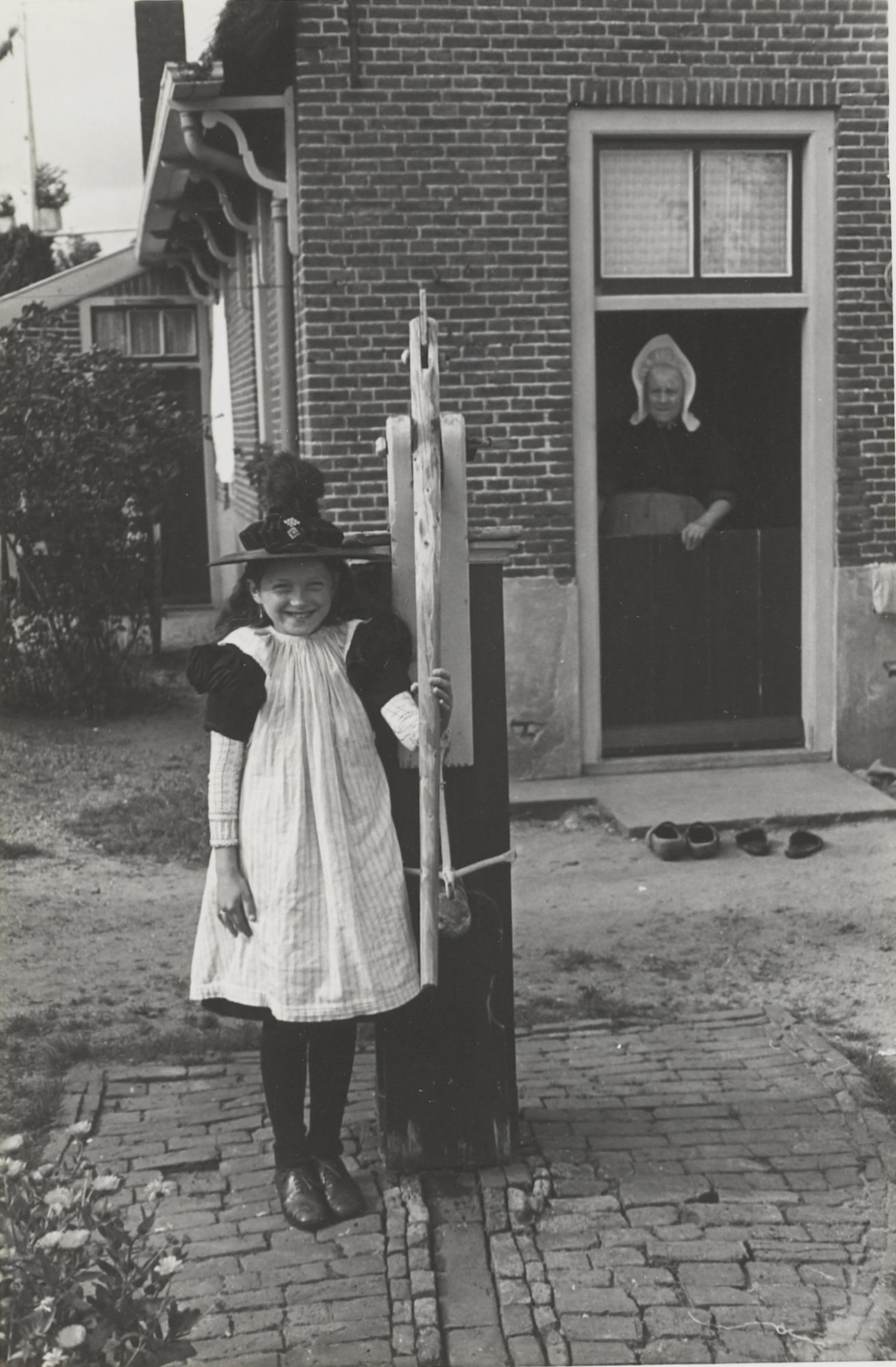 Meisje in streekdracht, Huizen, 1945 (zwart-wit foto)