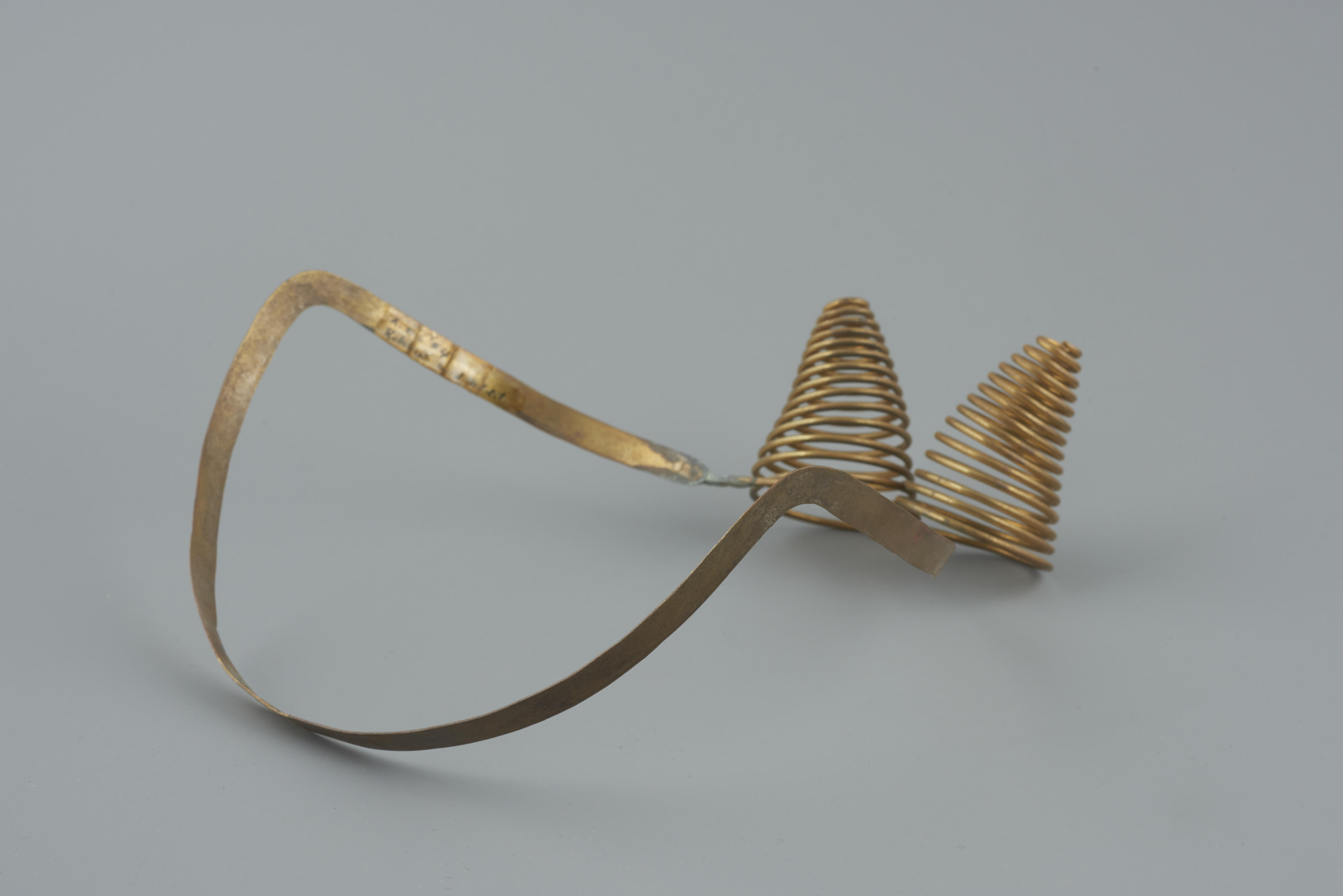 Oorijzer met koperen krullen, Rockanje, 1880-1940