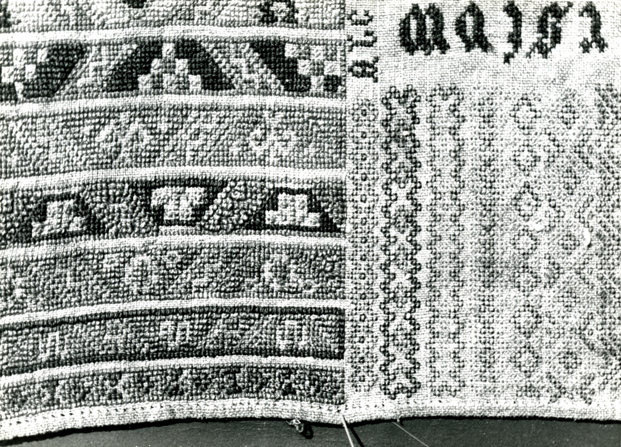 Detail van een merklap, Marken, 1943 (zwart-wit foto)