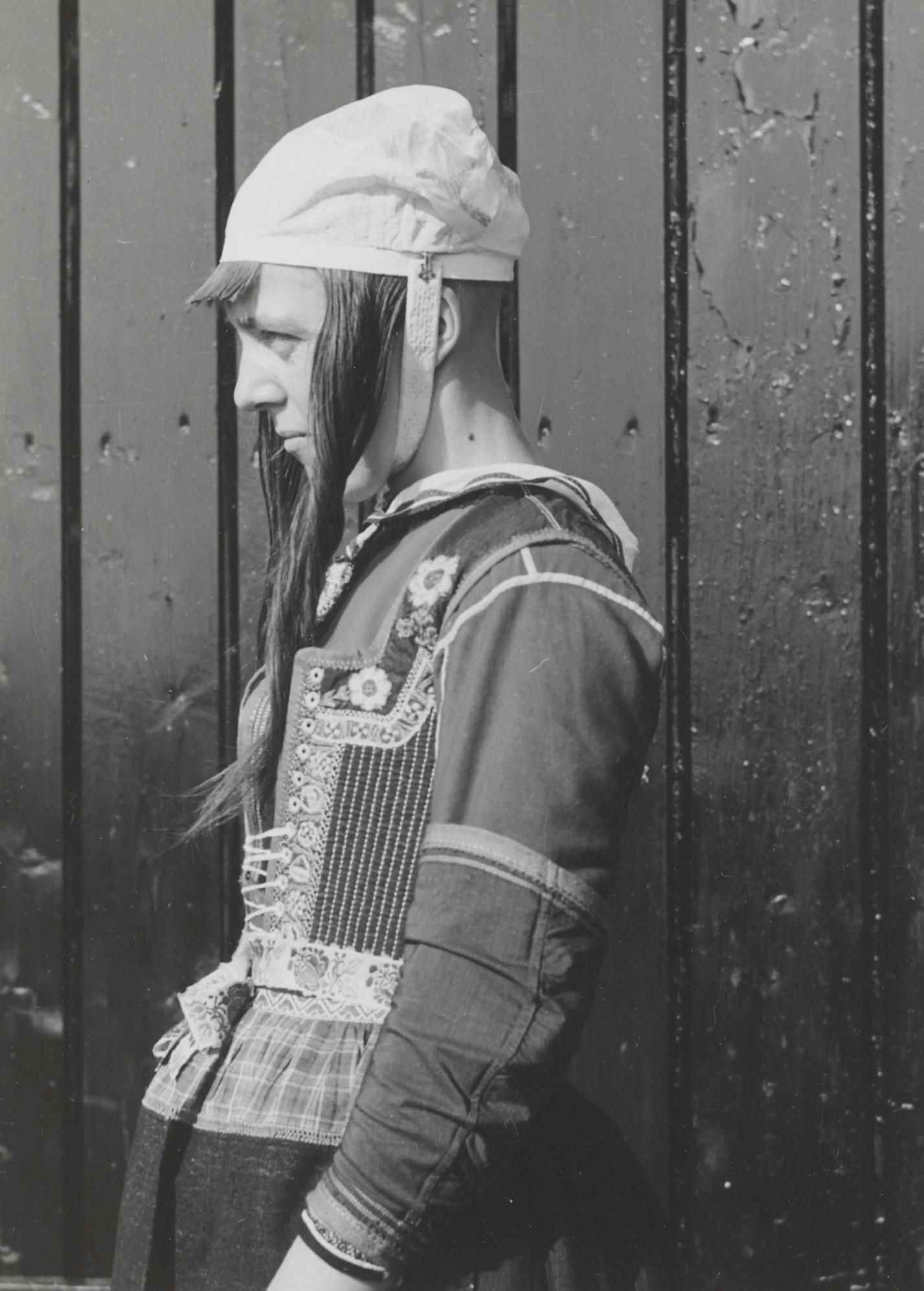 Neeltje Zondervan in Marker bruidskostuum, 1943 (zwart-wit foto)