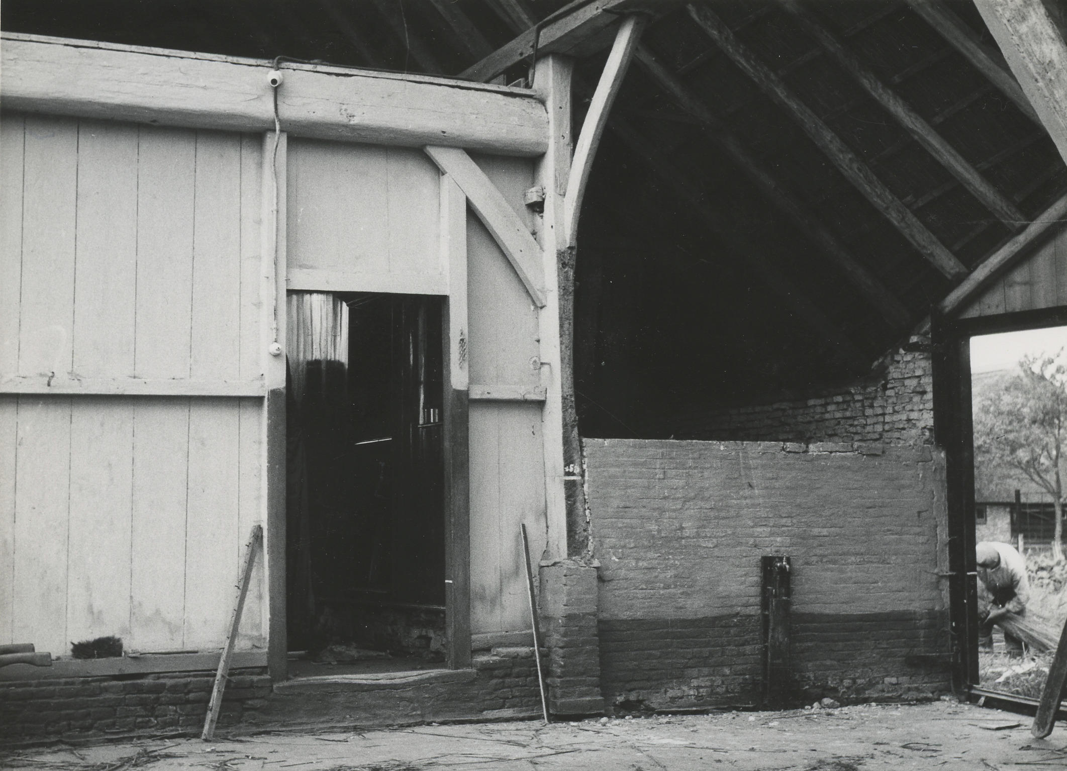 Afbraak van een boerderij, Giethoorn, 1957 (zwart-wit foto)