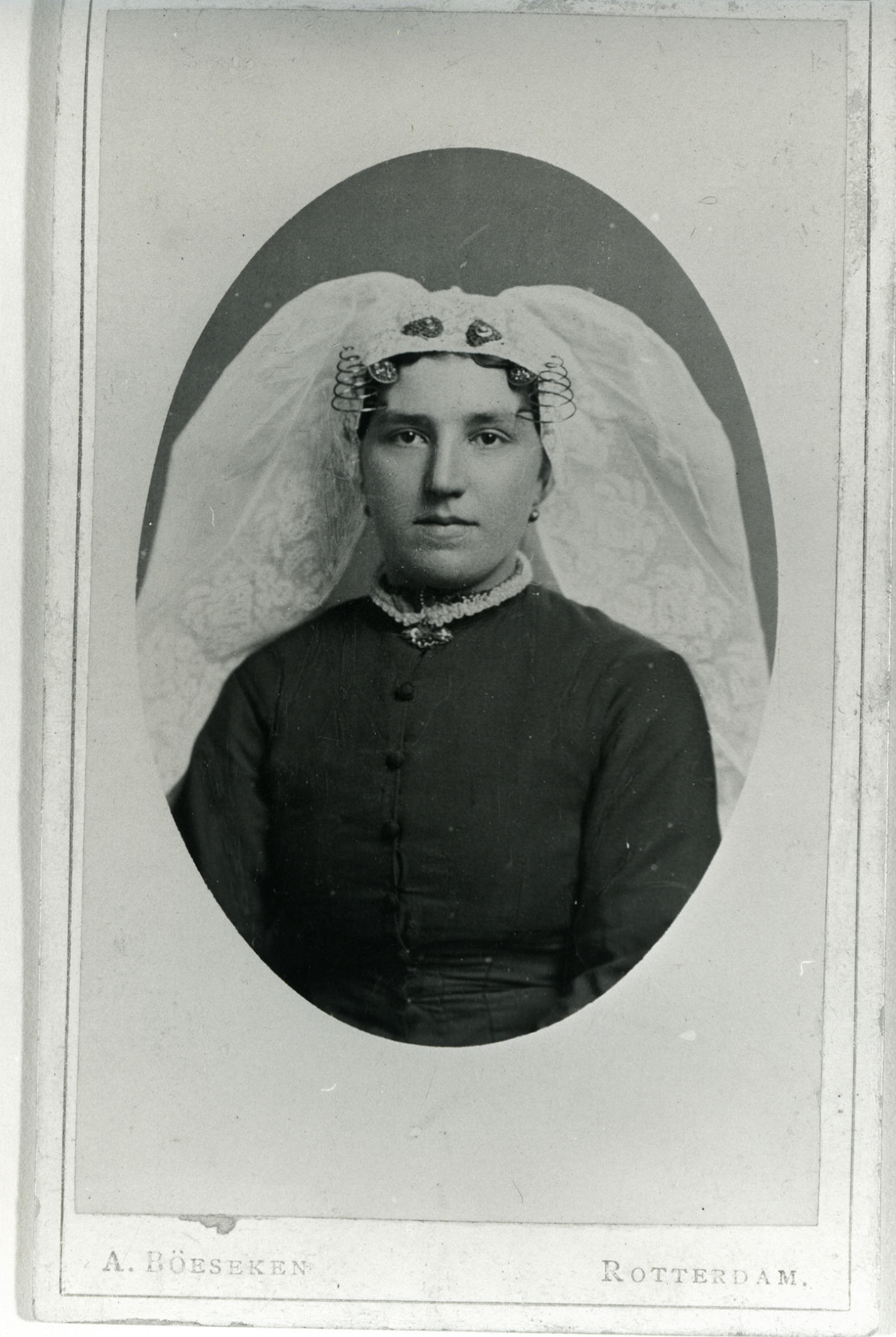 Elisabeth Arentje Nieuwland in Zuid-Hollandse dracht, 1880–1890 (zwart-wit foto)