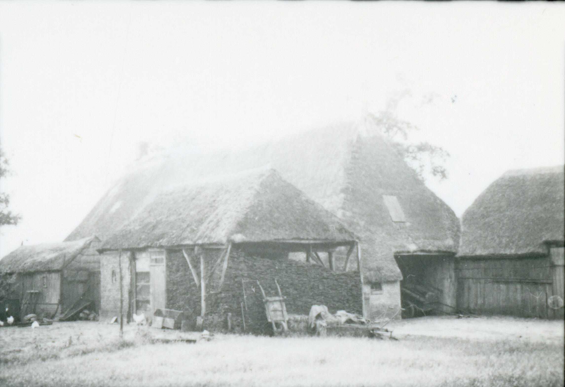 Boerderij met bijschuren, Zwiggelte, 1937 (zwart-wit foto)