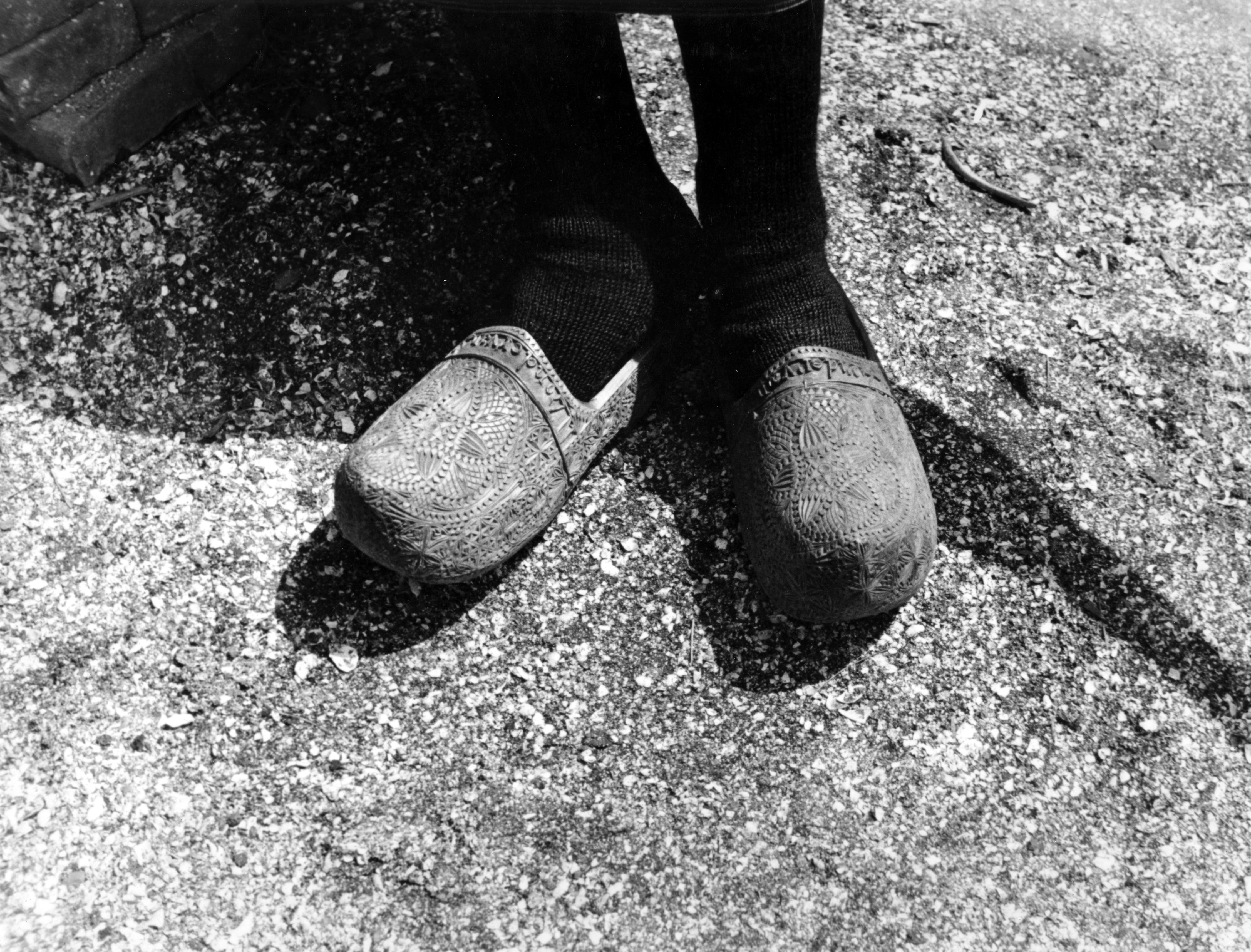 Besneden klompen, Marken, 1943 (zwart-wit foto)